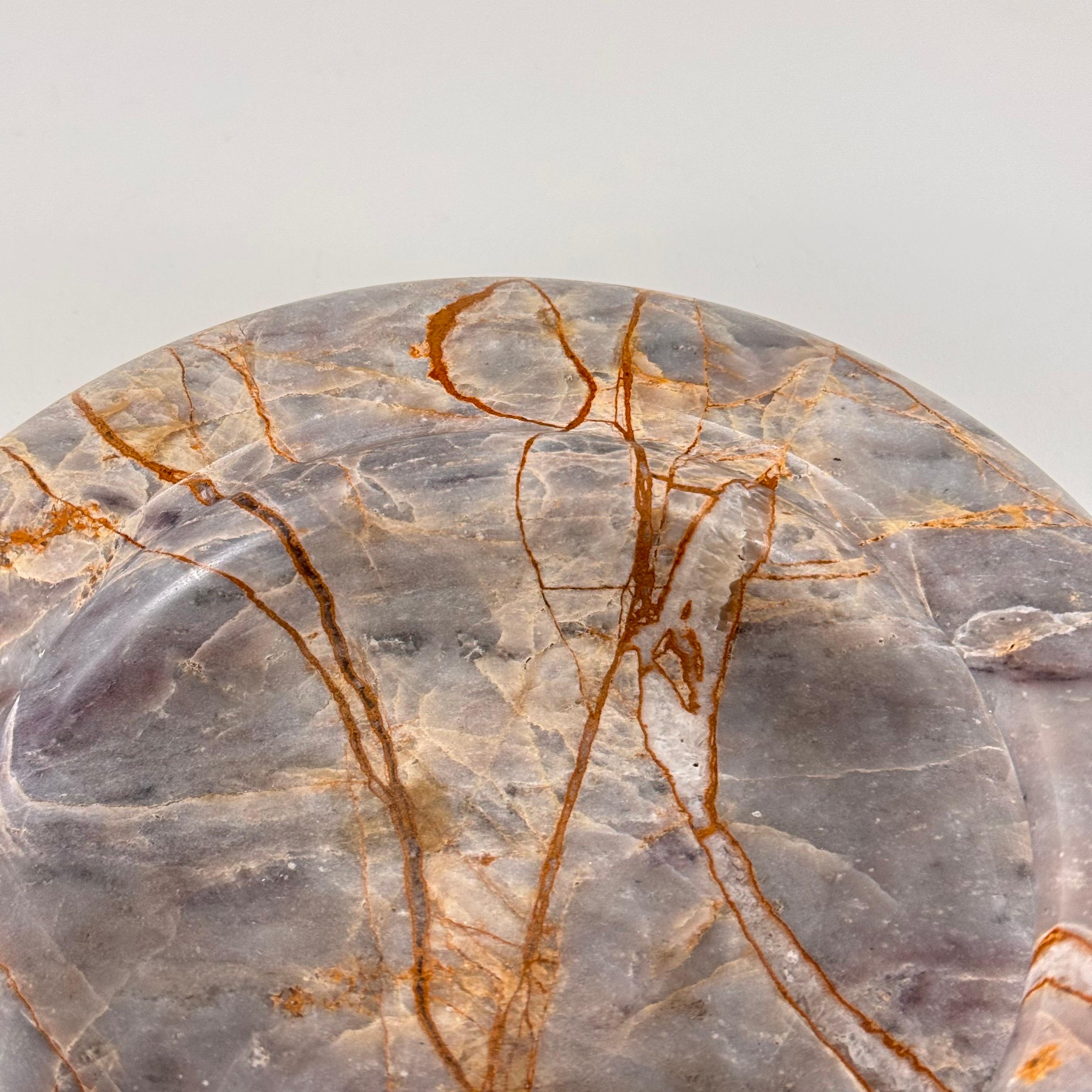 Elegante Cenicero/Pequeña Bandeja de Mármol Breccia de los Años 70, Tono Gris Cálido y Óxido en Bueno estado para la venta en Bagnolo Mella, Brescia