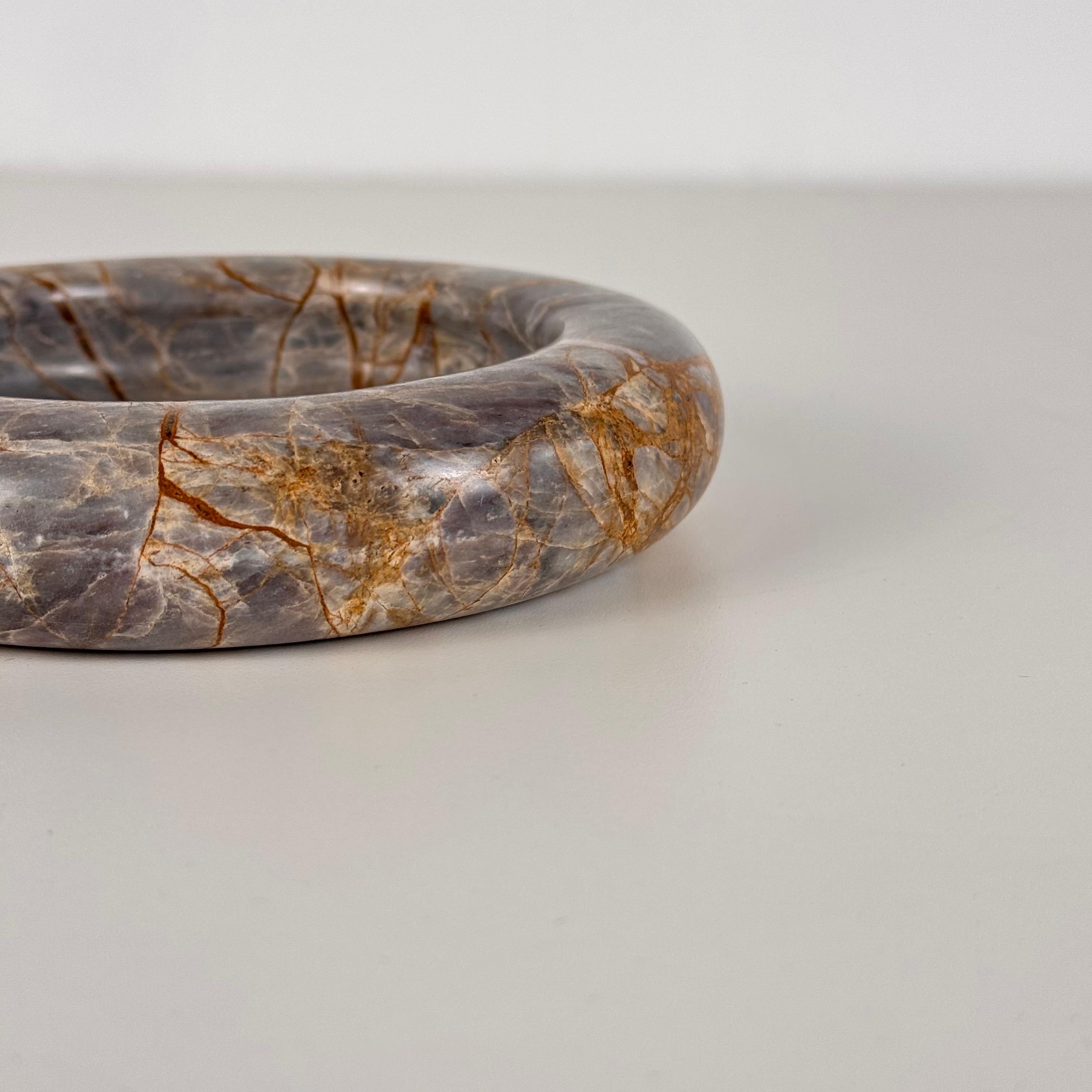 Elegante Cenicero/Pequeña Bandeja de Mármol Breccia de los Años 70, Tono Gris Cálido y Óxido finales del siglo XX en venta