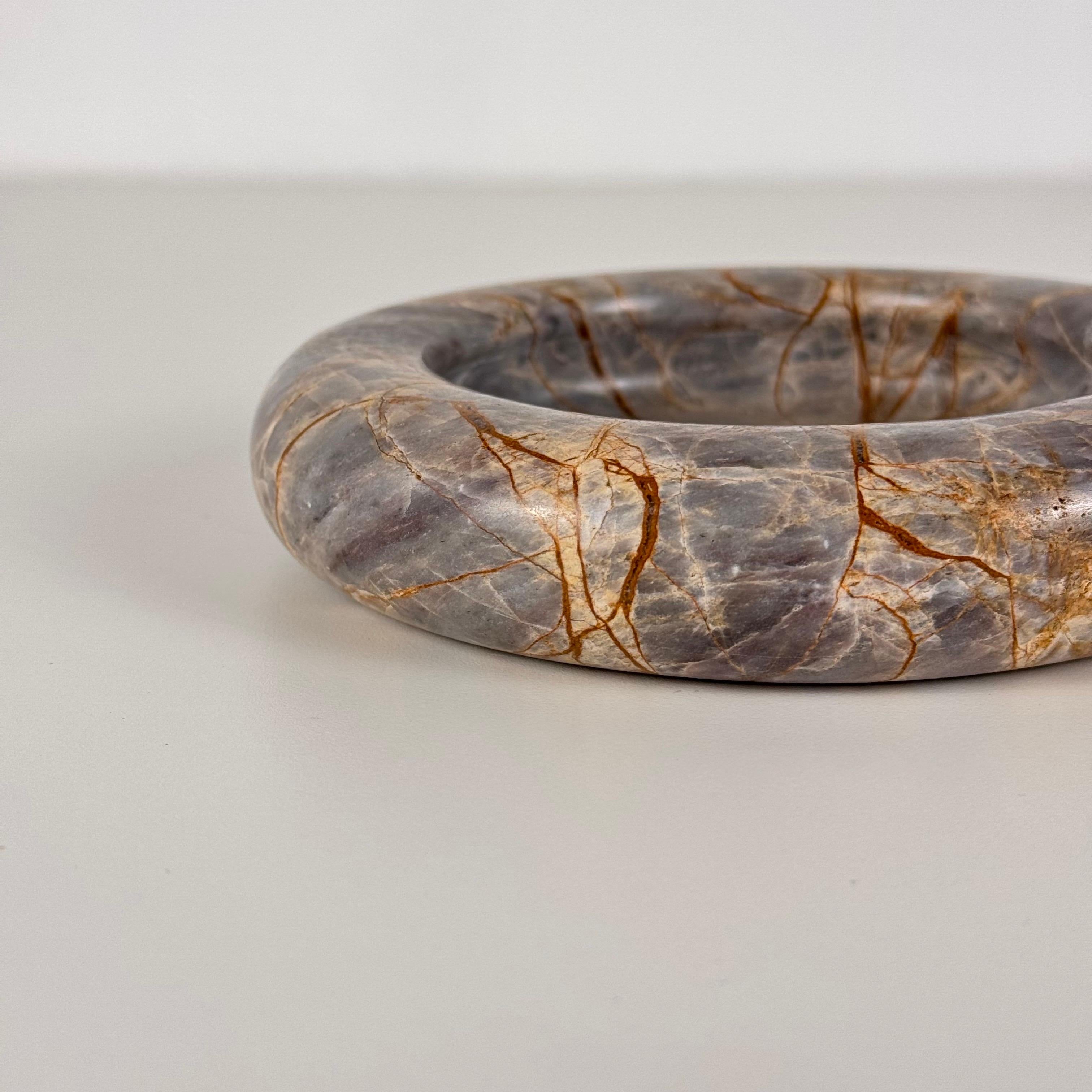 Elegante Cenicero/Pequeña Bandeja de Mármol Breccia de los Años 70, Tono Gris Cálido y Óxido Mármol de brecha en venta