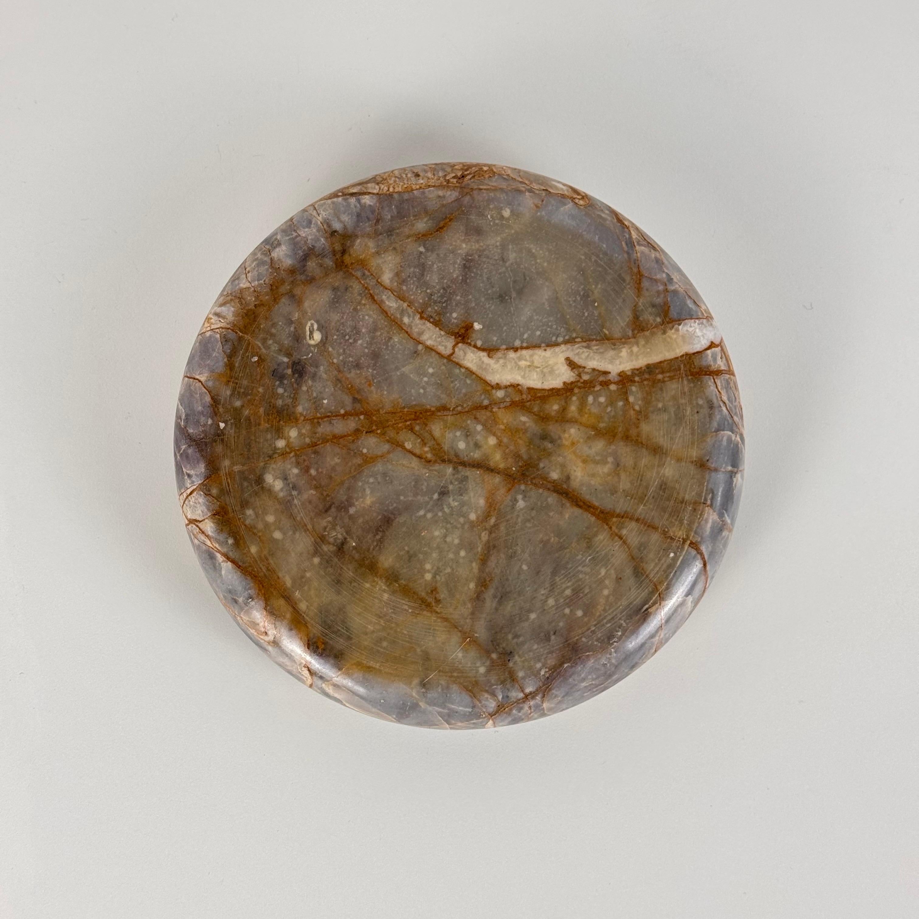 Elegante Cenicero/Pequeña Bandeja de Mármol Breccia de los Años 70, Tono Gris Cálido y Óxido en venta 1