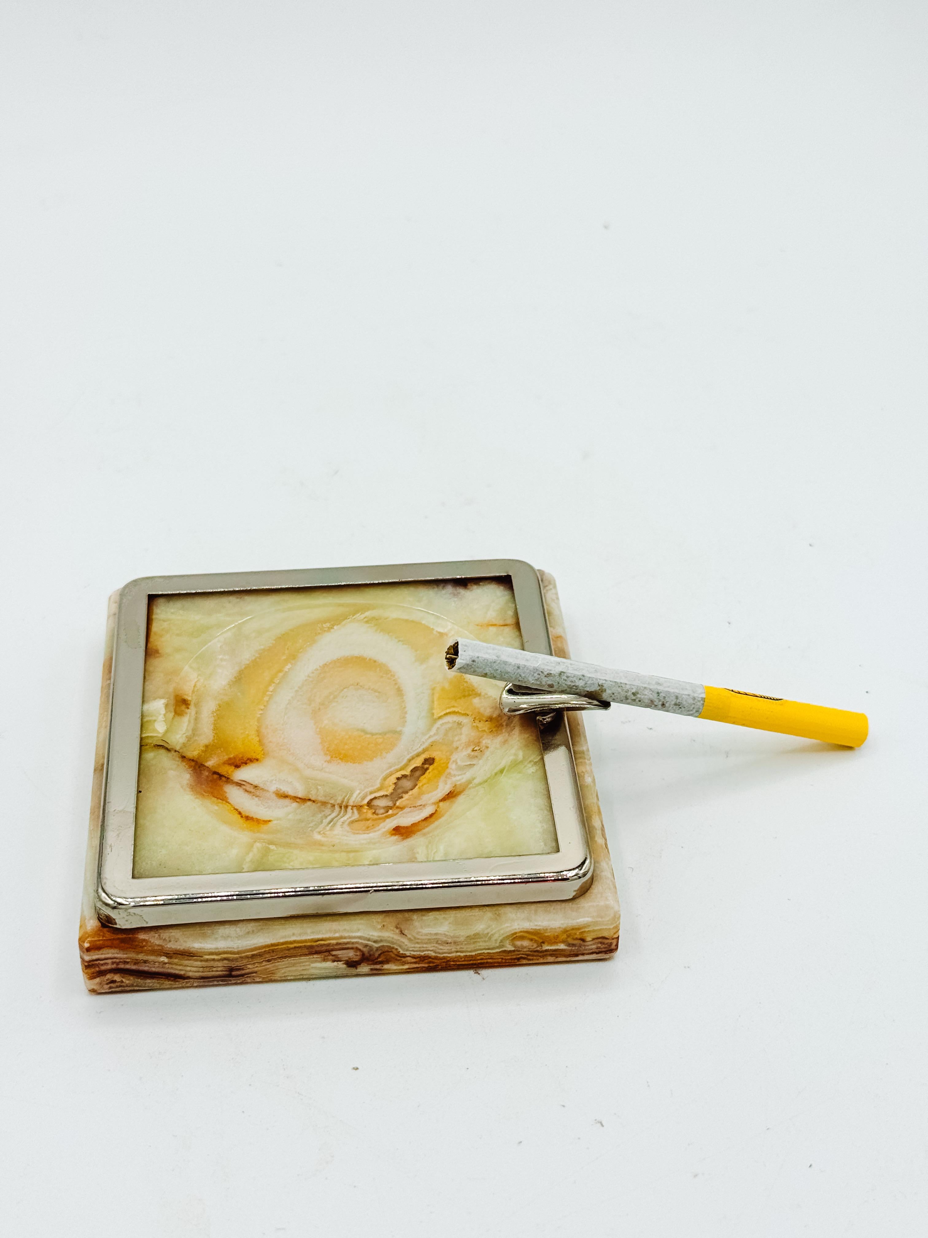 italien Elegant Cendrier Italien des années 1970 en Onyx et Chrome - Vintage Mid-Century Modern Stone en vente