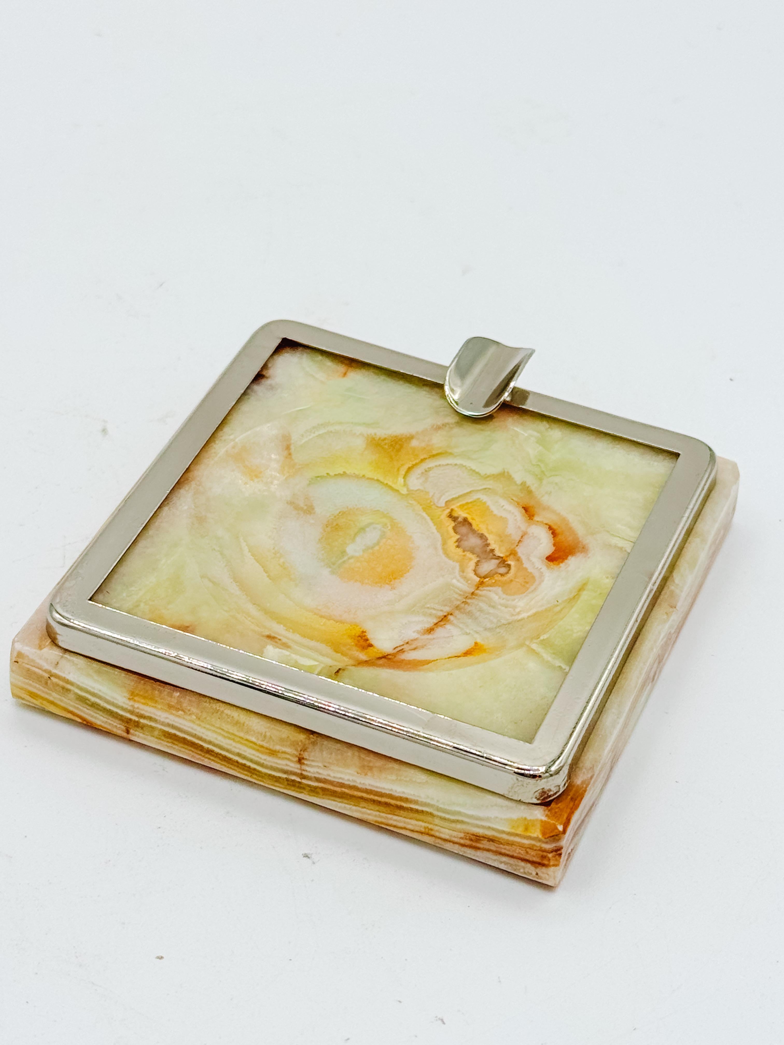 Fait main Elegant Cendrier Italien des années 1970 en Onyx et Chrome - Vintage Mid-Century Modern Stone en vente