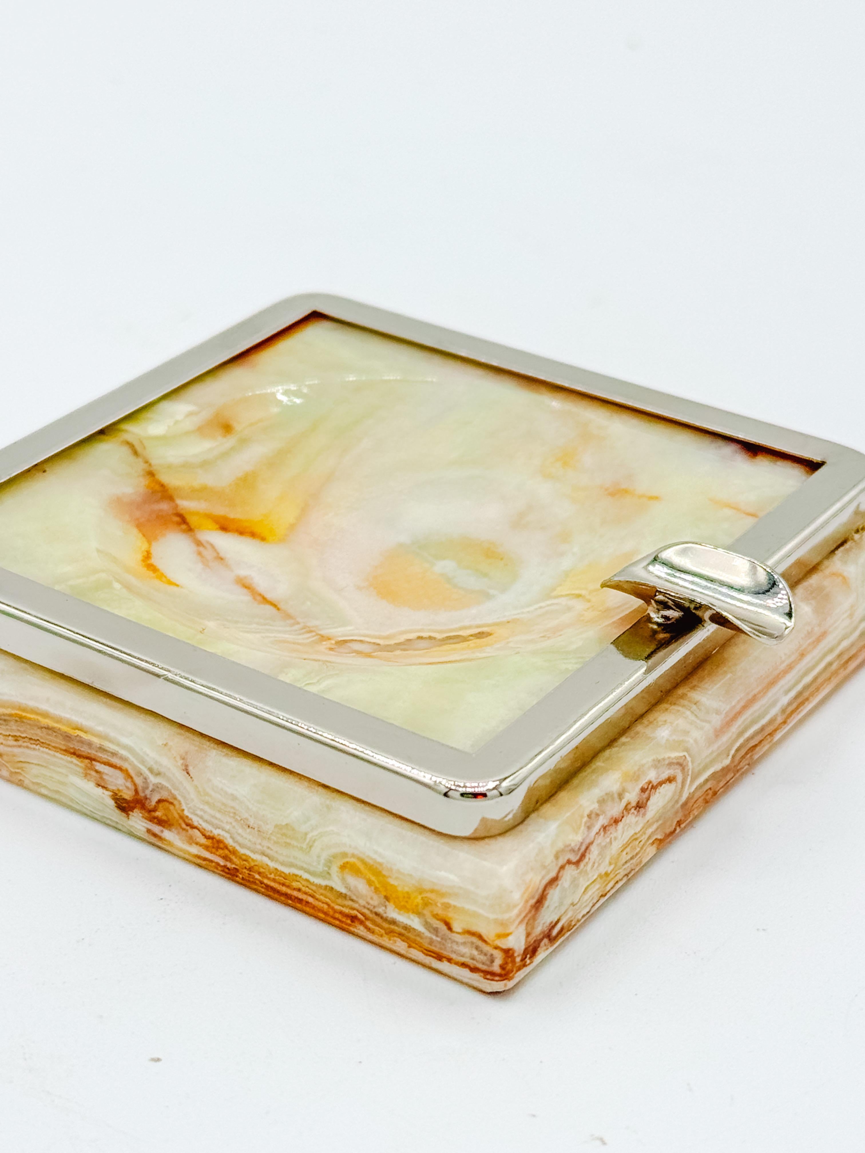 Elegant Cendrier Italien des années 1970 en Onyx et Chrome - Vintage Mid-Century Modern Stone Bon état - En vente à Toronto, CA
