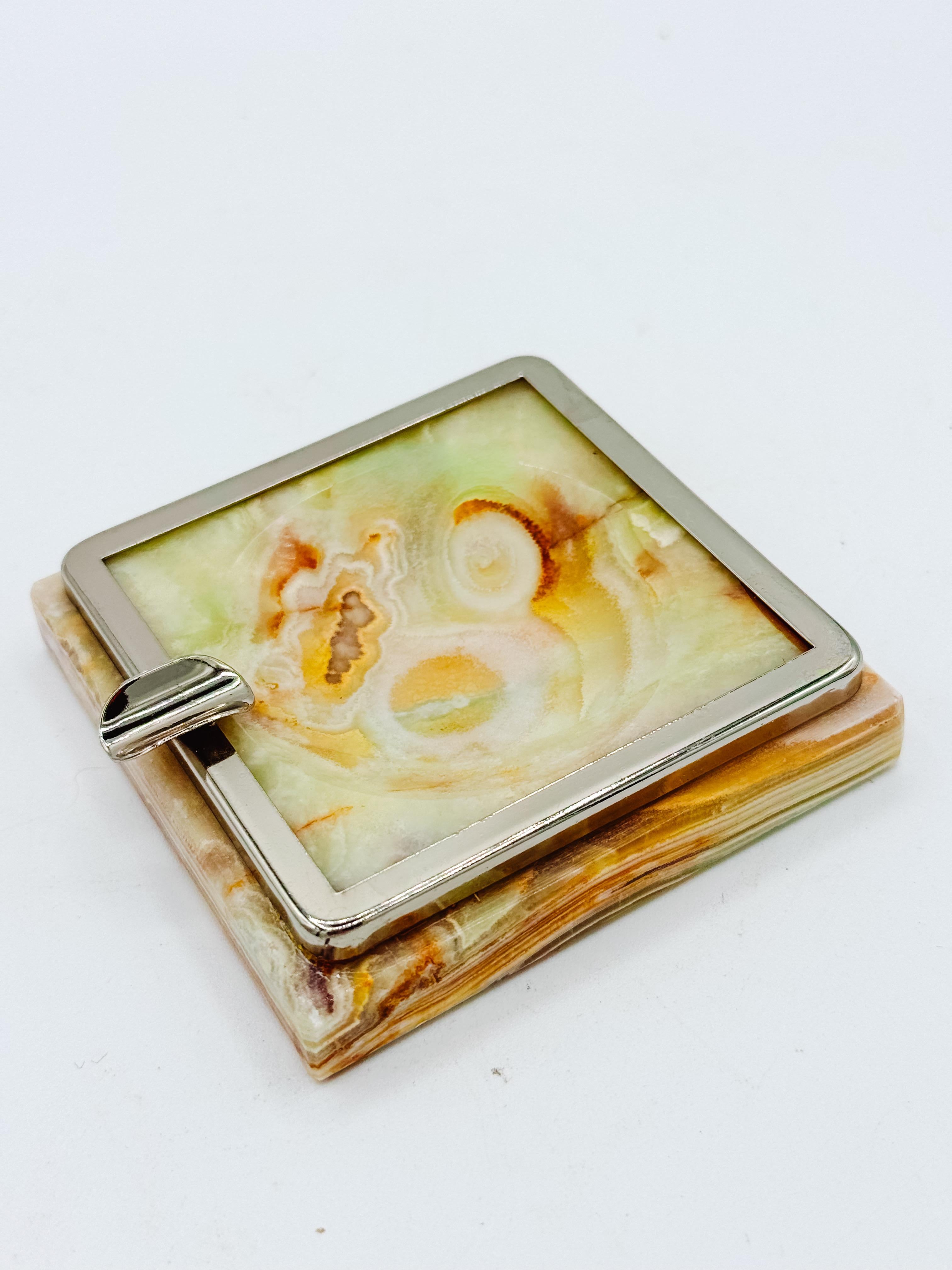 Elegant Cendrier Italien des années 1970 en Onyx et Chrome - Vintage Mid-Century Modern Stone en vente 2