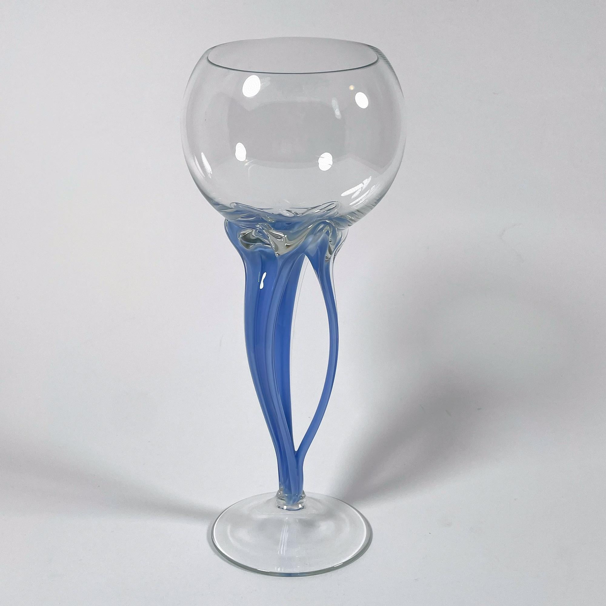 Elegante pecera de cristal azul de los años 80 - Diseño bohemio soplado a mano Vidrio soplado en venta