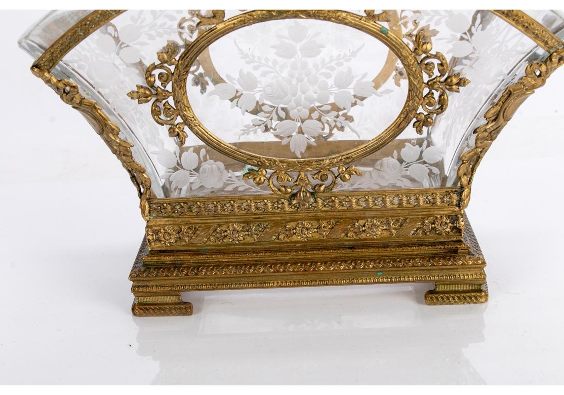 Elégante coupe en cristal gravé et monté en Dore` du 19ème siècle en vente 5
