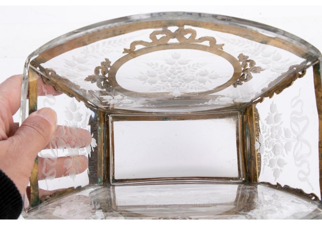 Elégante coupe en cristal gravé et monté en Dore` du 19ème siècle en vente 6