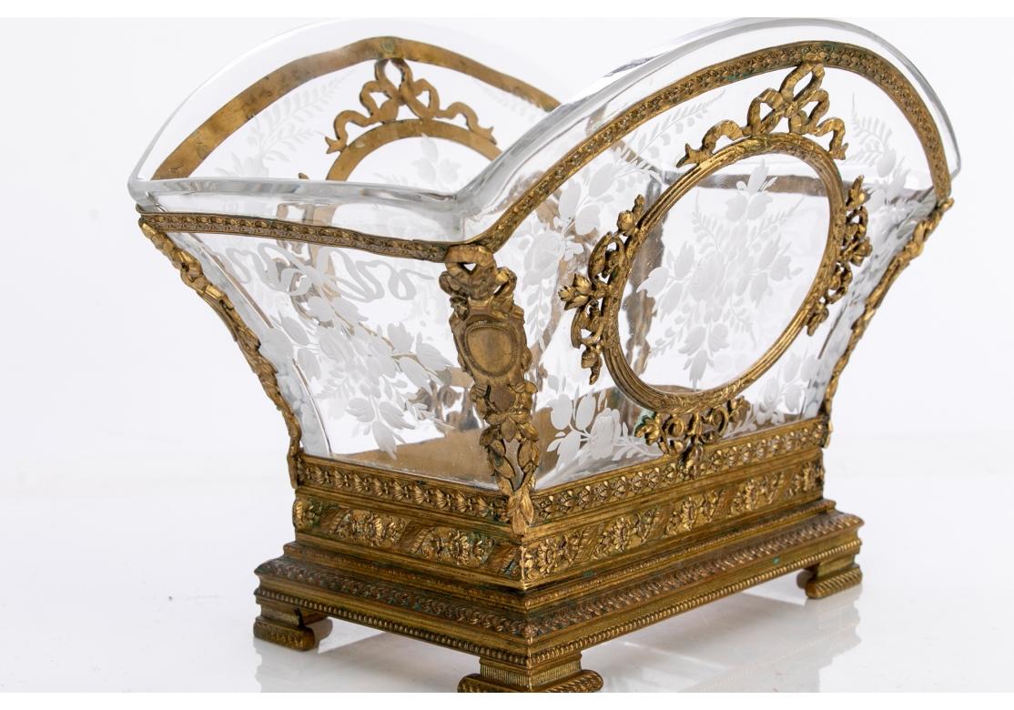 Elégante coupe en cristal gravé et monté en Dore` du 19ème siècle en vente 7
