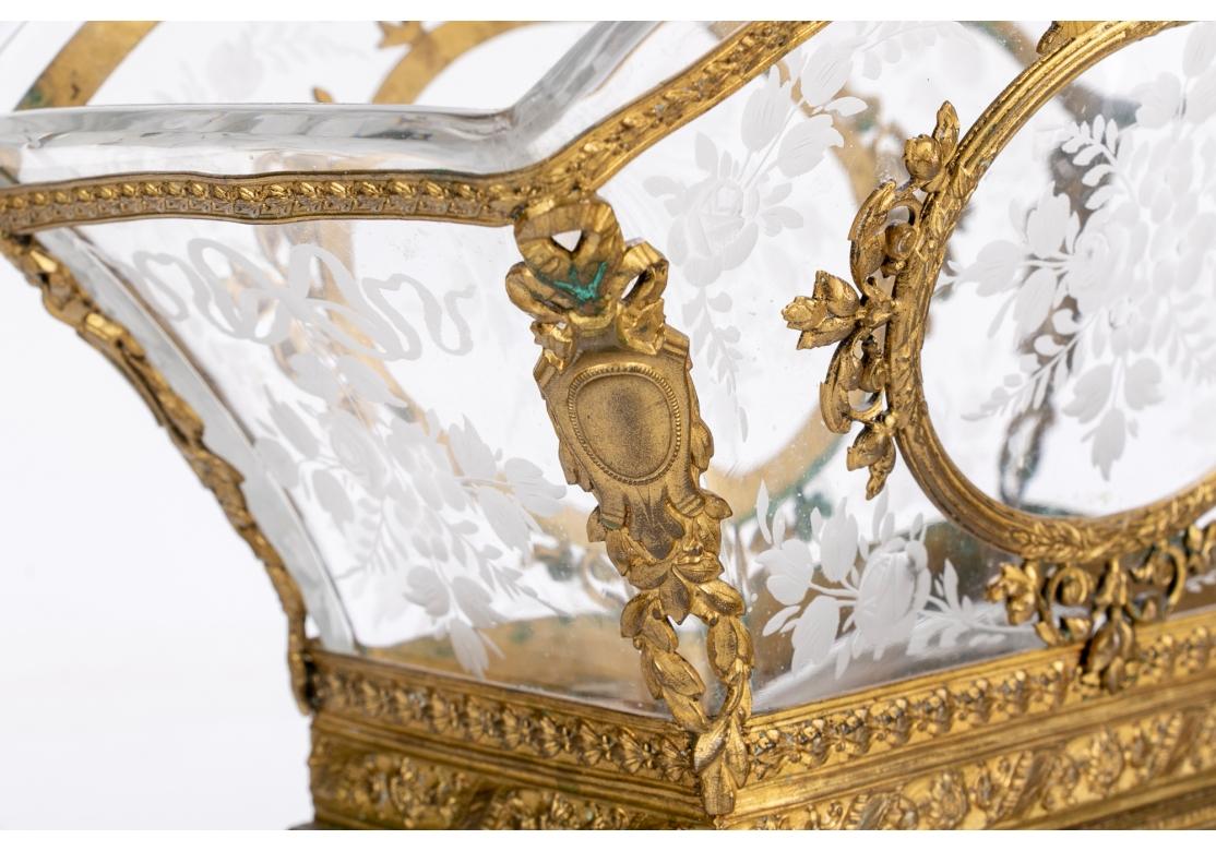 Buriné Elégante coupe en cristal gravé et monté en Dore` du 19ème siècle en vente