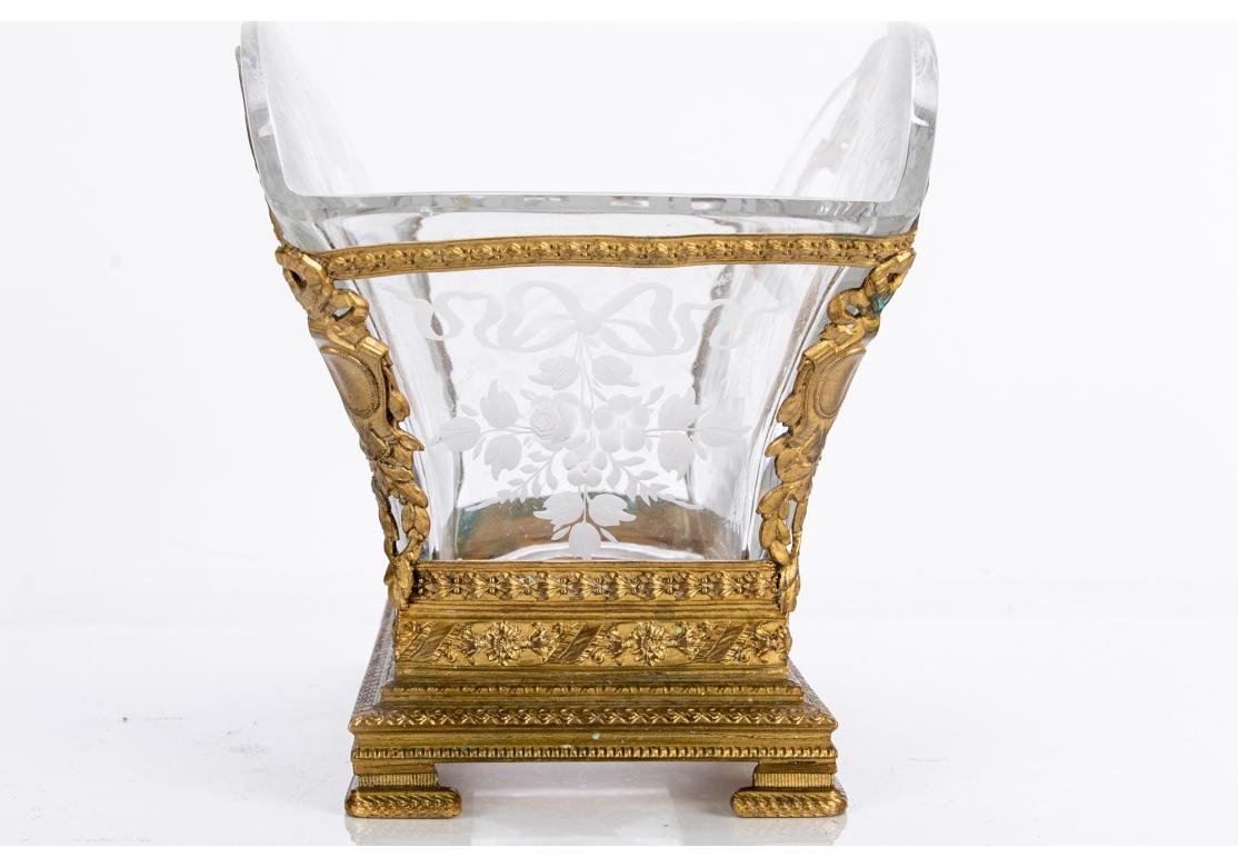 Elégante coupe en cristal gravé et monté en Dore` du 19ème siècle Bon état - En vente à Bridgeport, CT