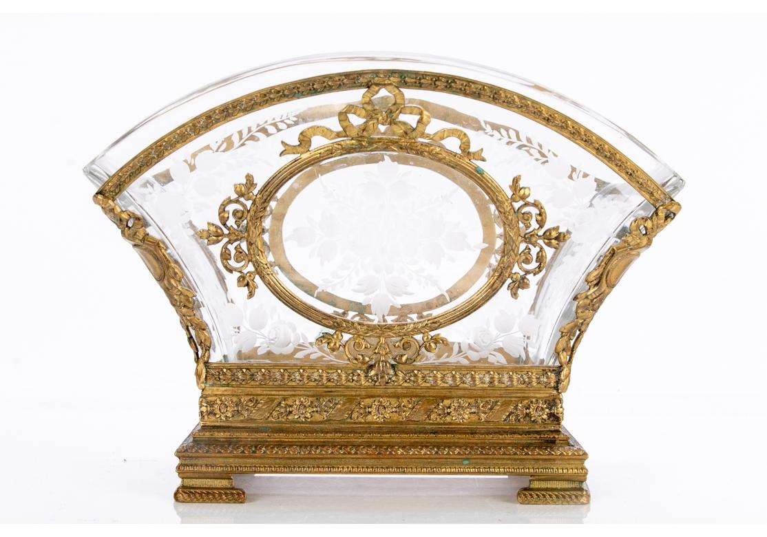 XIXe siècle Elégante coupe en cristal gravé et monté en Dore` du 19ème siècle en vente