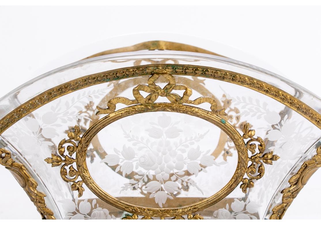 Elégante coupe en cristal gravé et monté en Dore` du 19ème siècle en vente 1