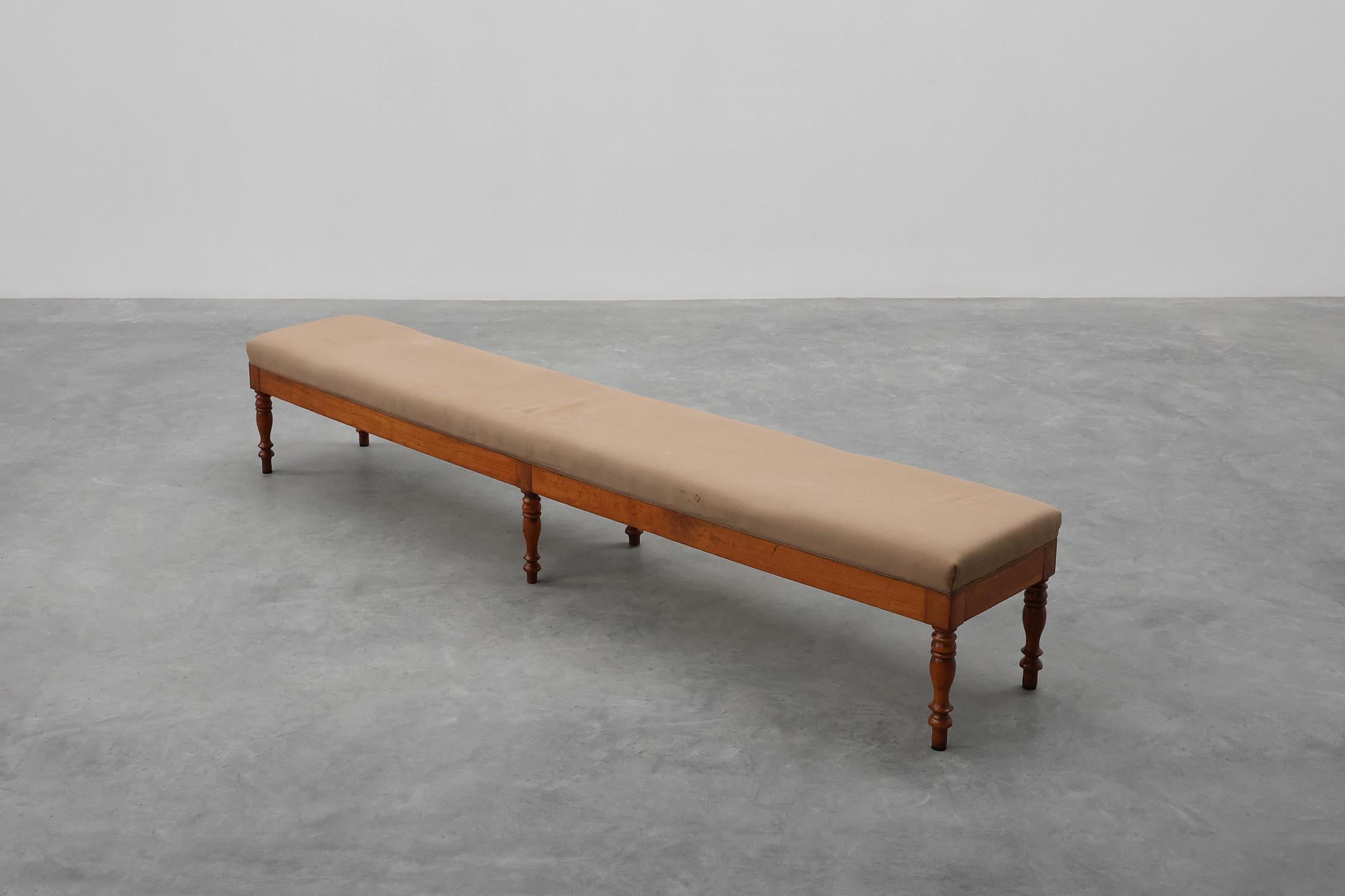 Elegant banc du 19e siècle à six pieds tournés, vers 1840 Bon état - En vente à Meulebeke, BE