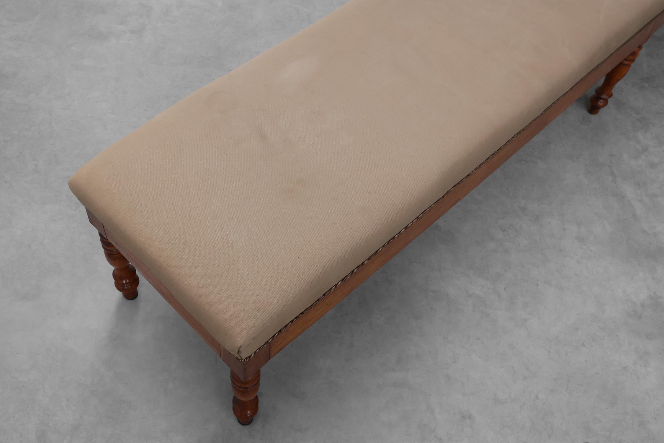 Tissu Elegant banc du 19e siècle à six pieds tournés, vers 1840 en vente