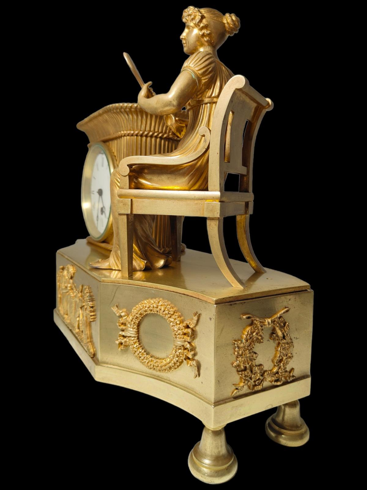Elegante Bronzeuhr aus dem 19. Jahrhundert.
Französische Uhr des 19. Jahrhunderts aus vergoldeter Bronze. Die Maschine funktioniert und hat ihr Pendel und den Schlüssel. Schwierig zu erkennendes Modell. Maße: 35x32x15 cm.
guter Zustand.