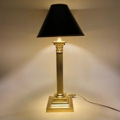 Elegante lampada da tavolo classica in ottone del XIX secolo, convertita da una lampada a olio