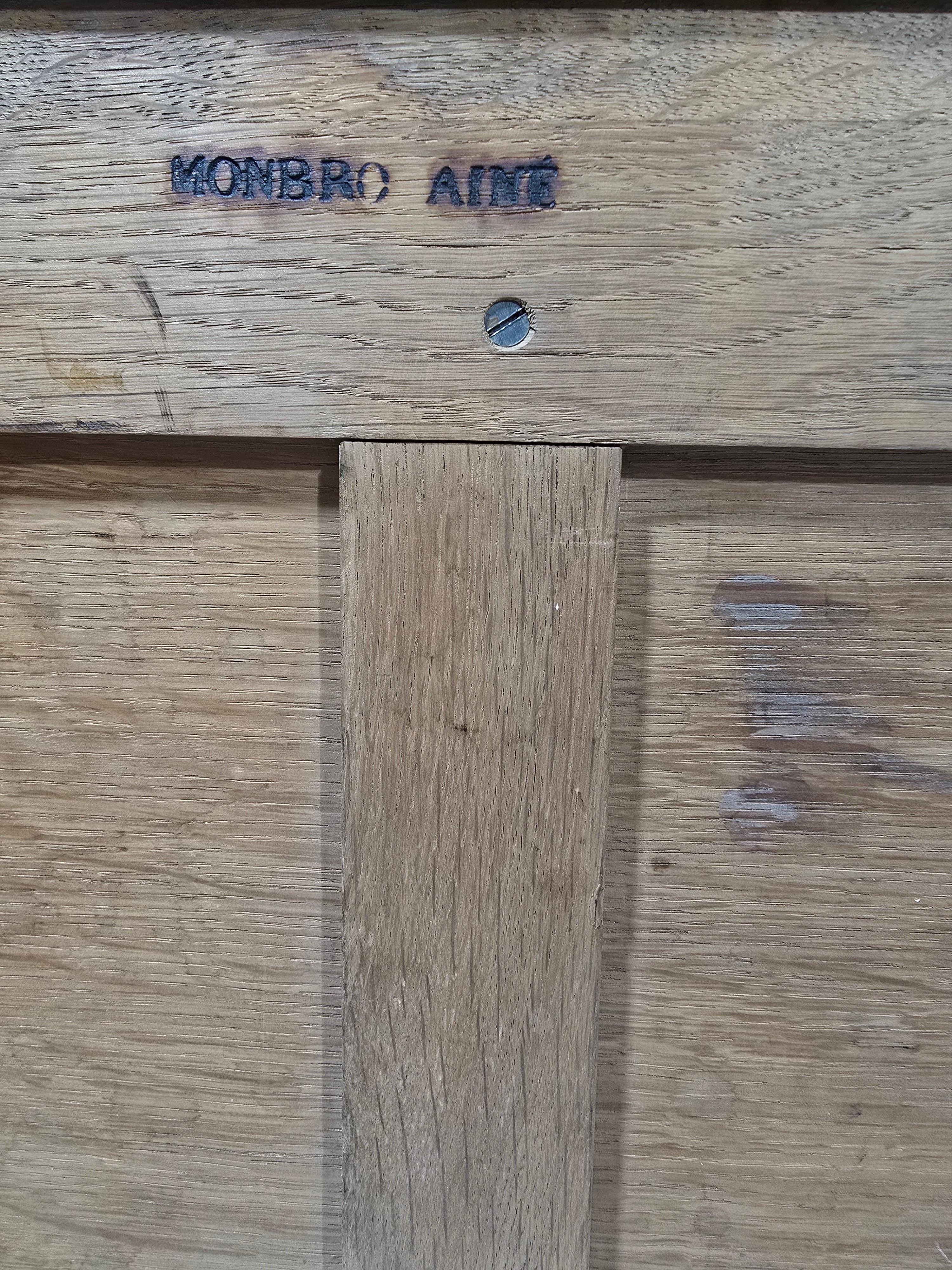 Ein raffinierter französischer Konsolentisch aus dem 19. Jahrhundert, an mehreren Stellen signiert Monbro Aîné. Dieses exquisite Stück ist aus Mahagoni gefertigt und mit fein gegossenen, quecksilbervergoldeten Bronzebeschlägen (Ormolu) verziert, die
