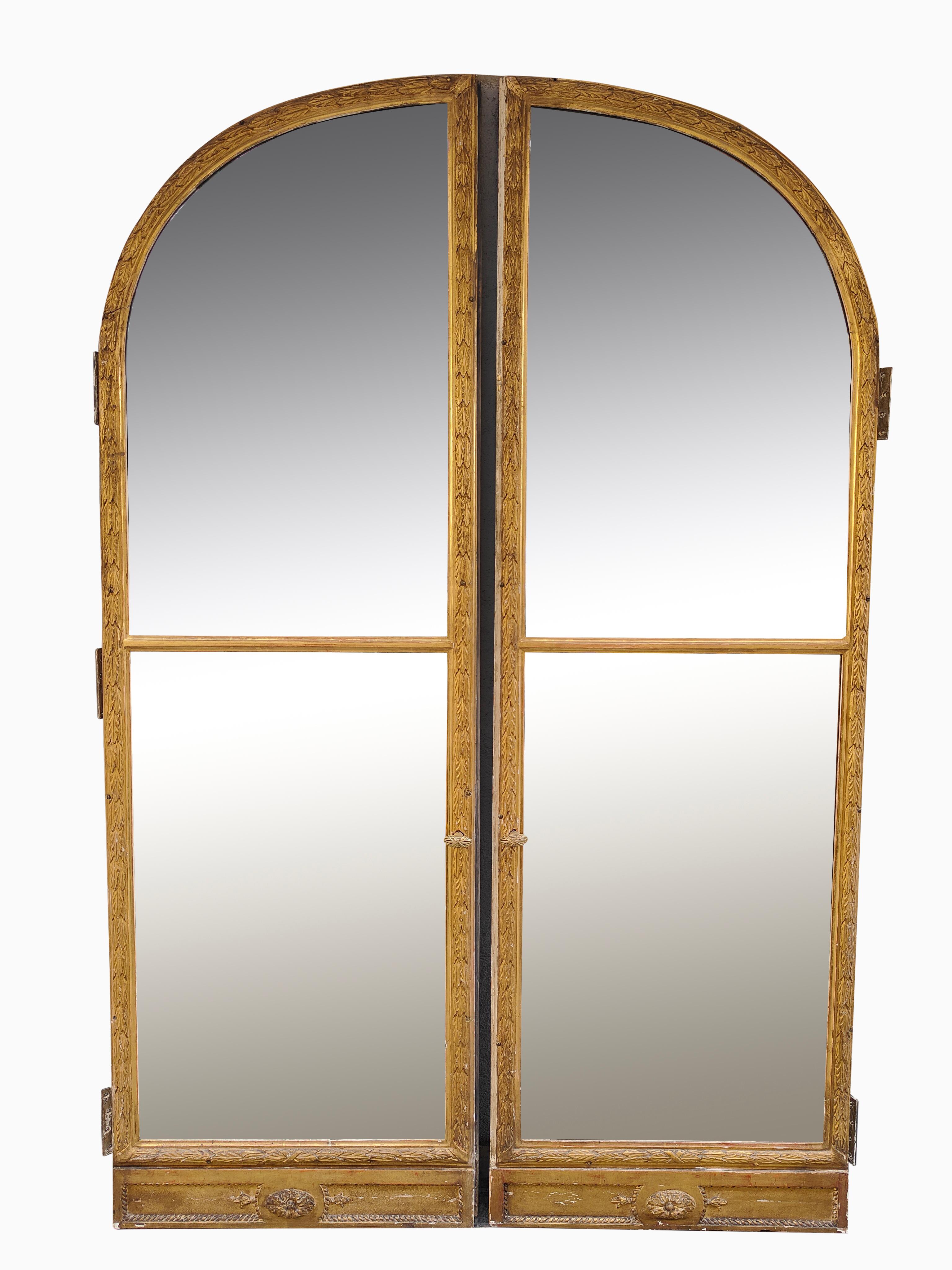 This decorative Italian door from the 19th century is a true craftsmanship gem. Crafted in gilded wood and painted on one side, it features mirrors on the other side. It is in excellent condition and measures 146x220 cm.

Combining elegance and