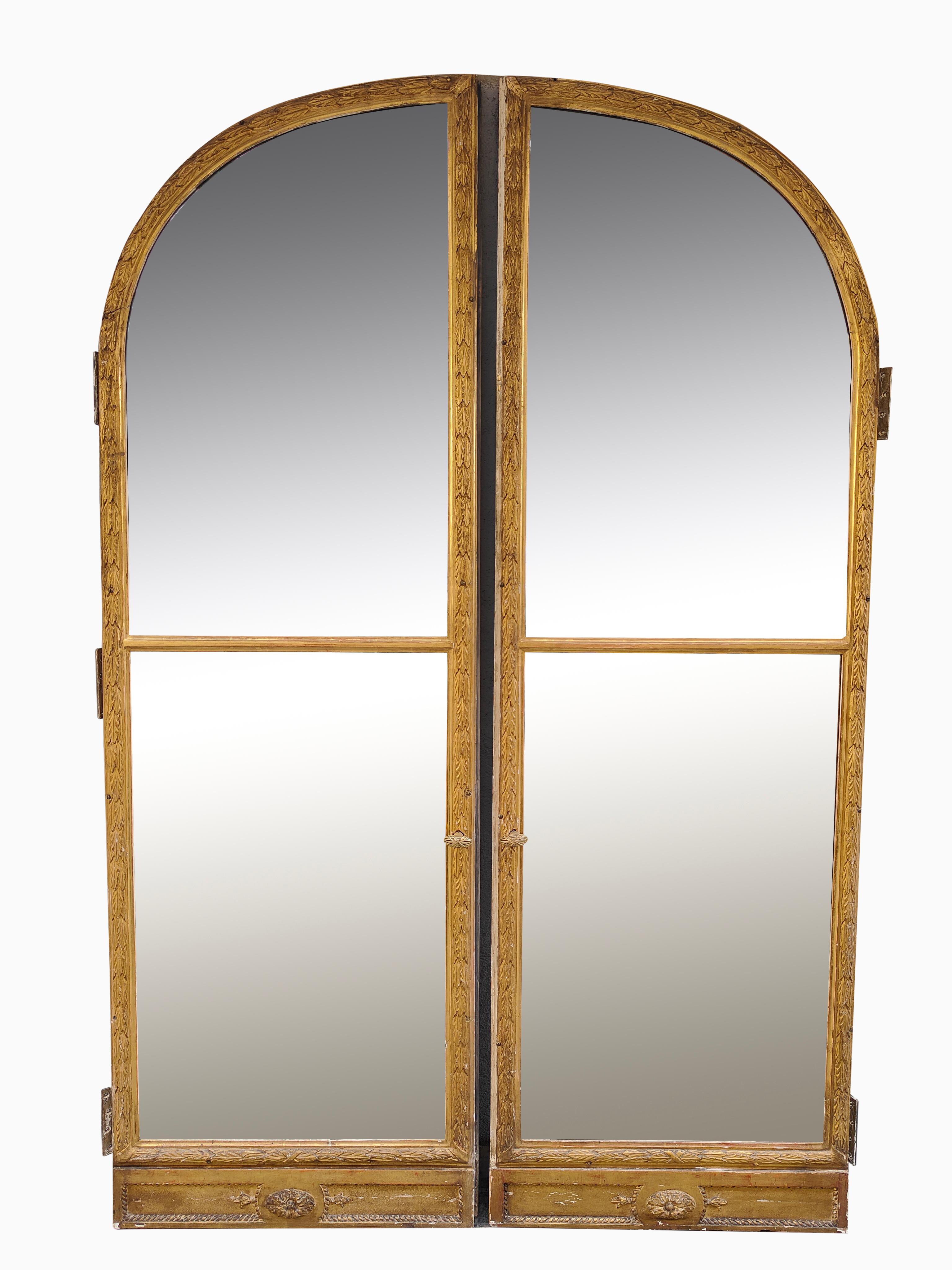 Questa porta decorativa italiana del XIX secolo è un vero gioiello di artigianato. Realizzato in legno dorato e dipinto su un lato, presenta degli specchi sull'altro lato. È in ottime condizioni e misura 146x220 cm.

Combinando eleganza e