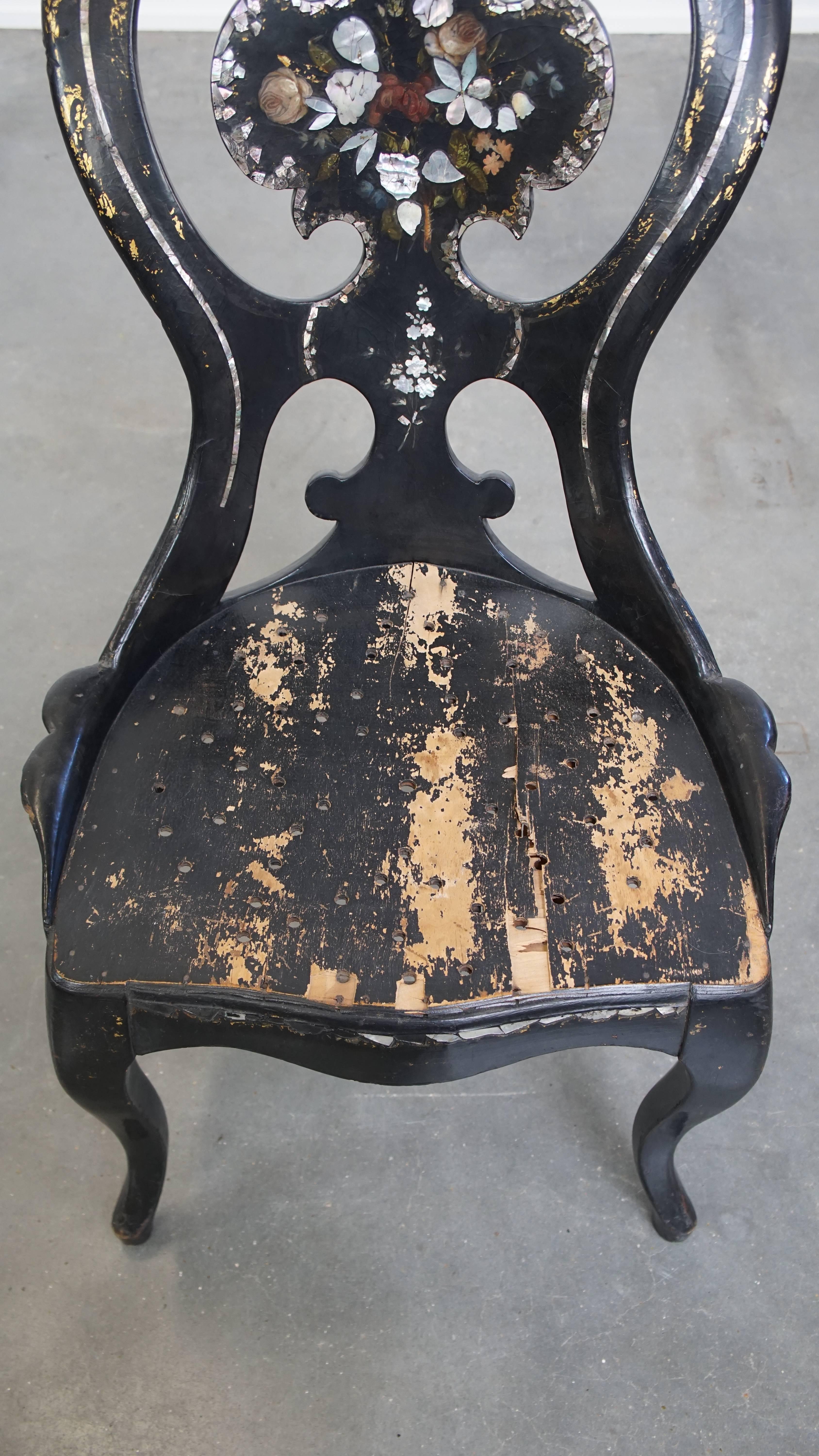 Eleganter englischer Chinoiserie-Perlmutt-Dekostuhl aus dem 19. Jahrhundert (Holz) im Angebot