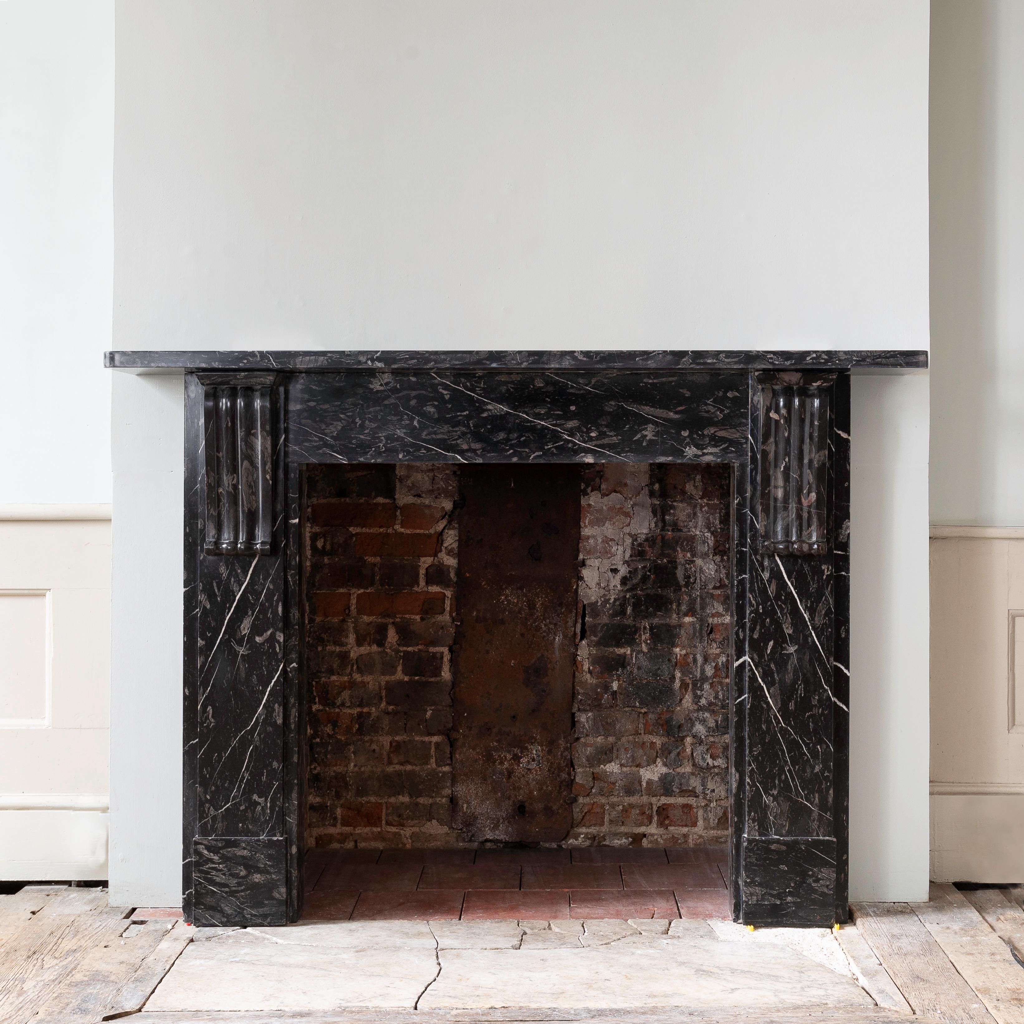 Élégante cheminée anglaise fossilifère du 19ème siècle en vente 9