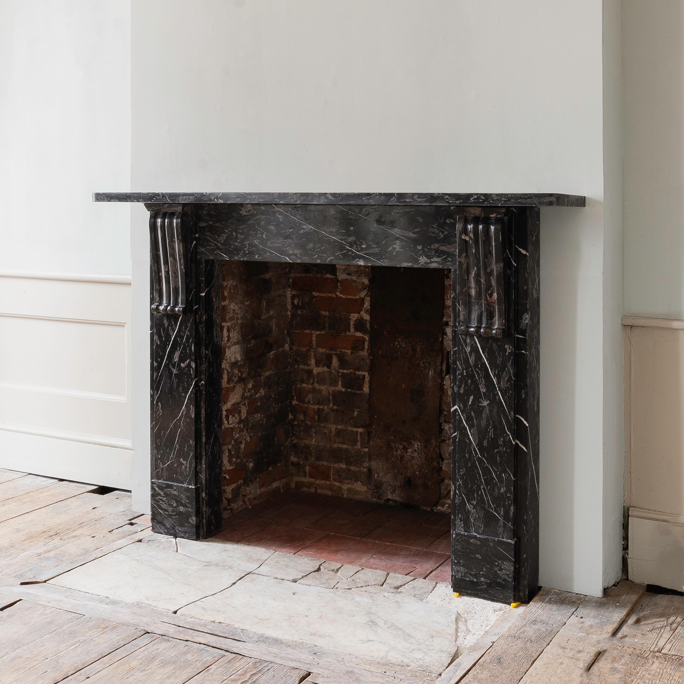 Élégante cheminée anglaise fossilifère du 19ème siècle Bon état - En vente à London, GB