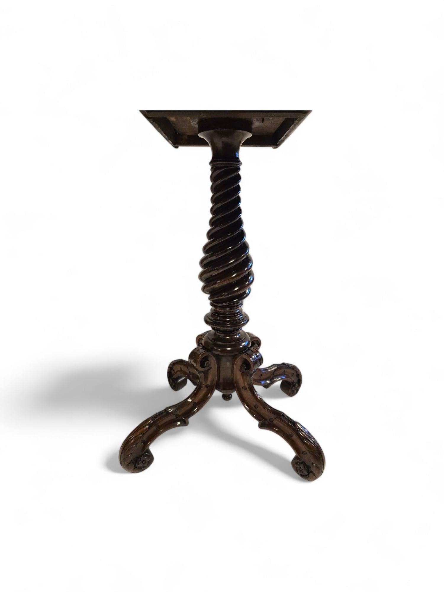 Elegance Table anglaise du 19e siècle en marqueterie de bois exotiques en vente 6
