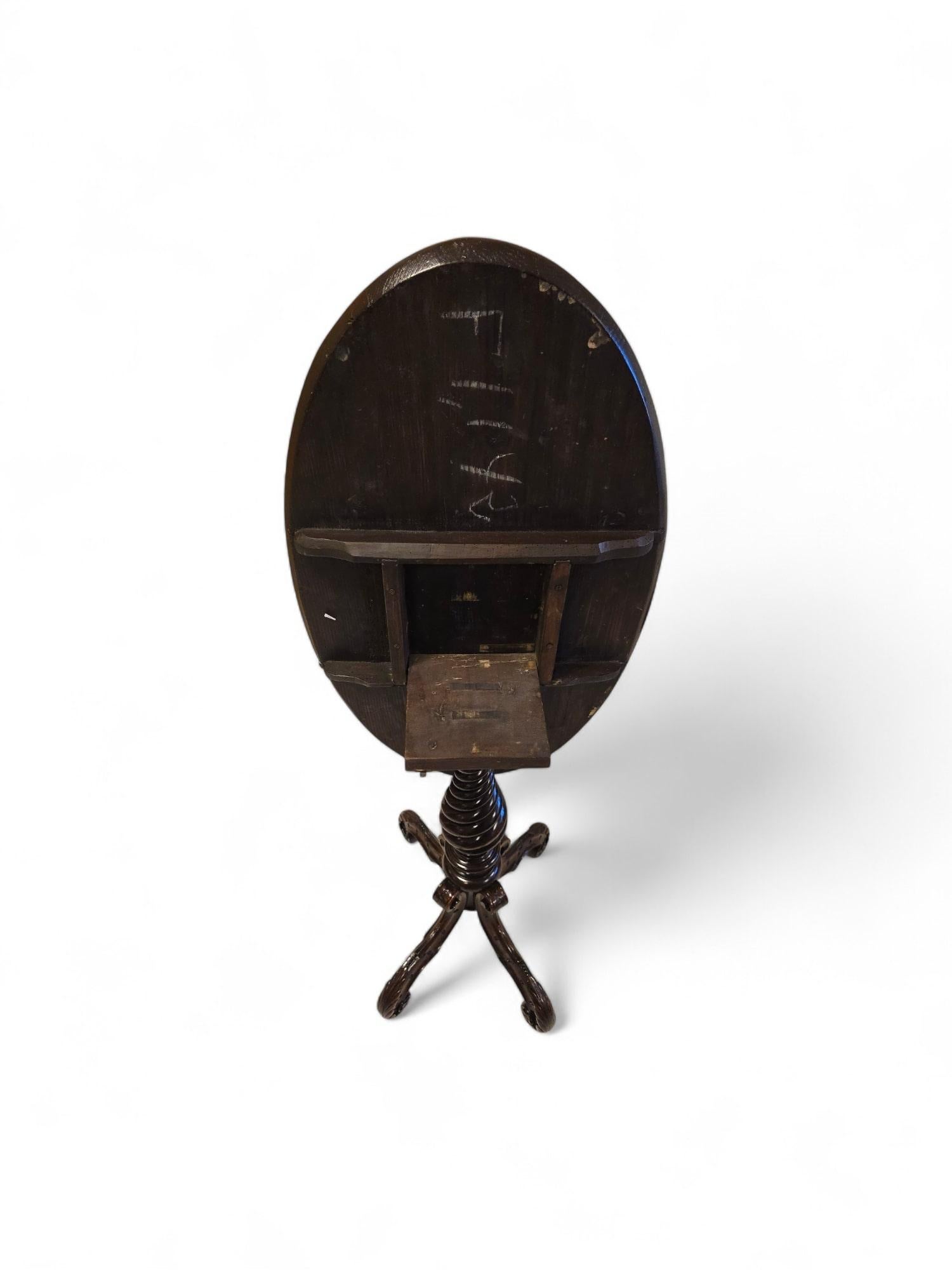 Elegance Table anglaise du 19e siècle en marqueterie de bois exotiques en vente 7