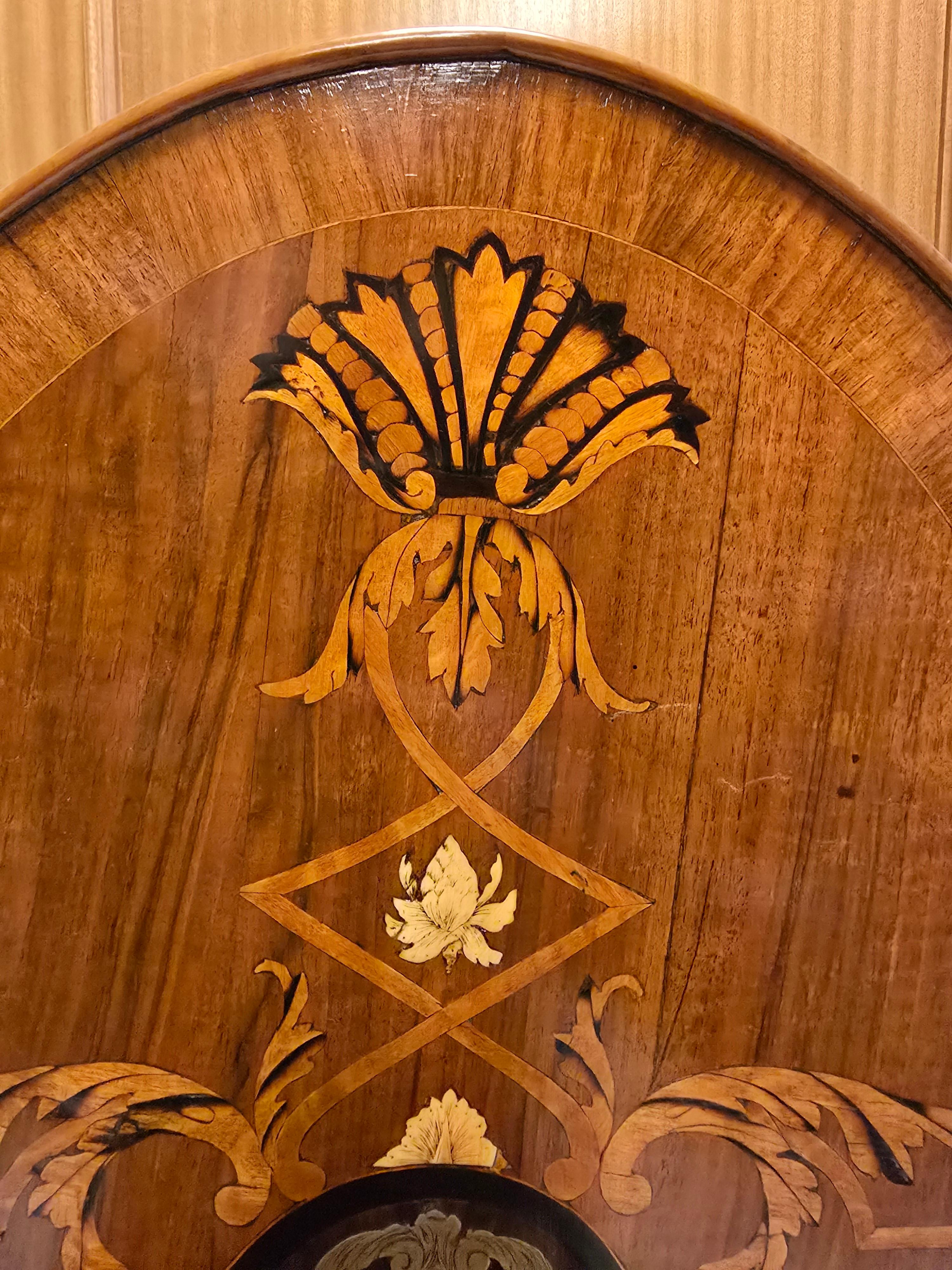 Elegance Table anglaise du 19e siècle en marqueterie de bois exotiques Bon état - En vente à Madrid, ES