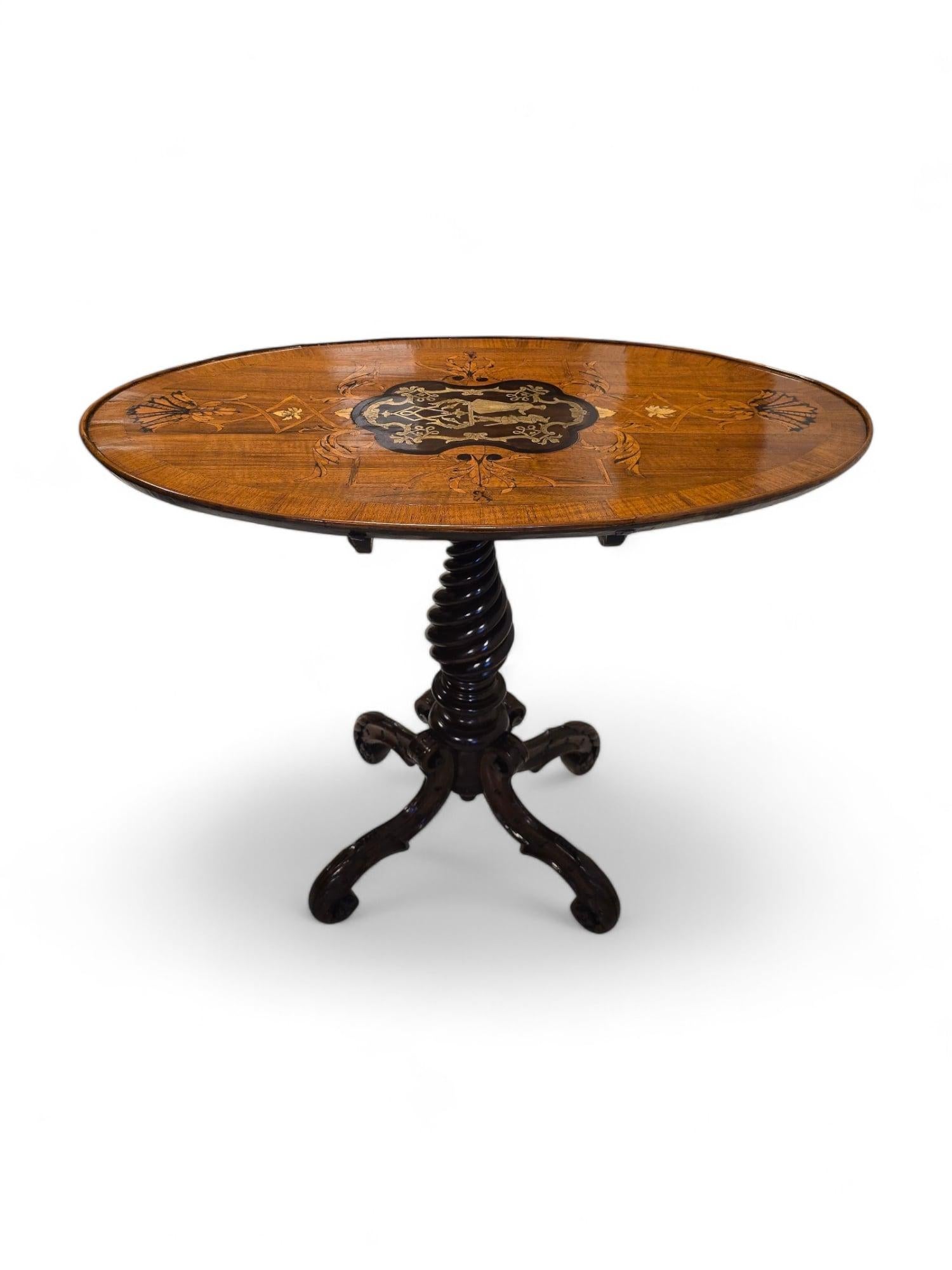 Elegance Table anglaise du 19e siècle en marqueterie de bois exotiques en vente 1