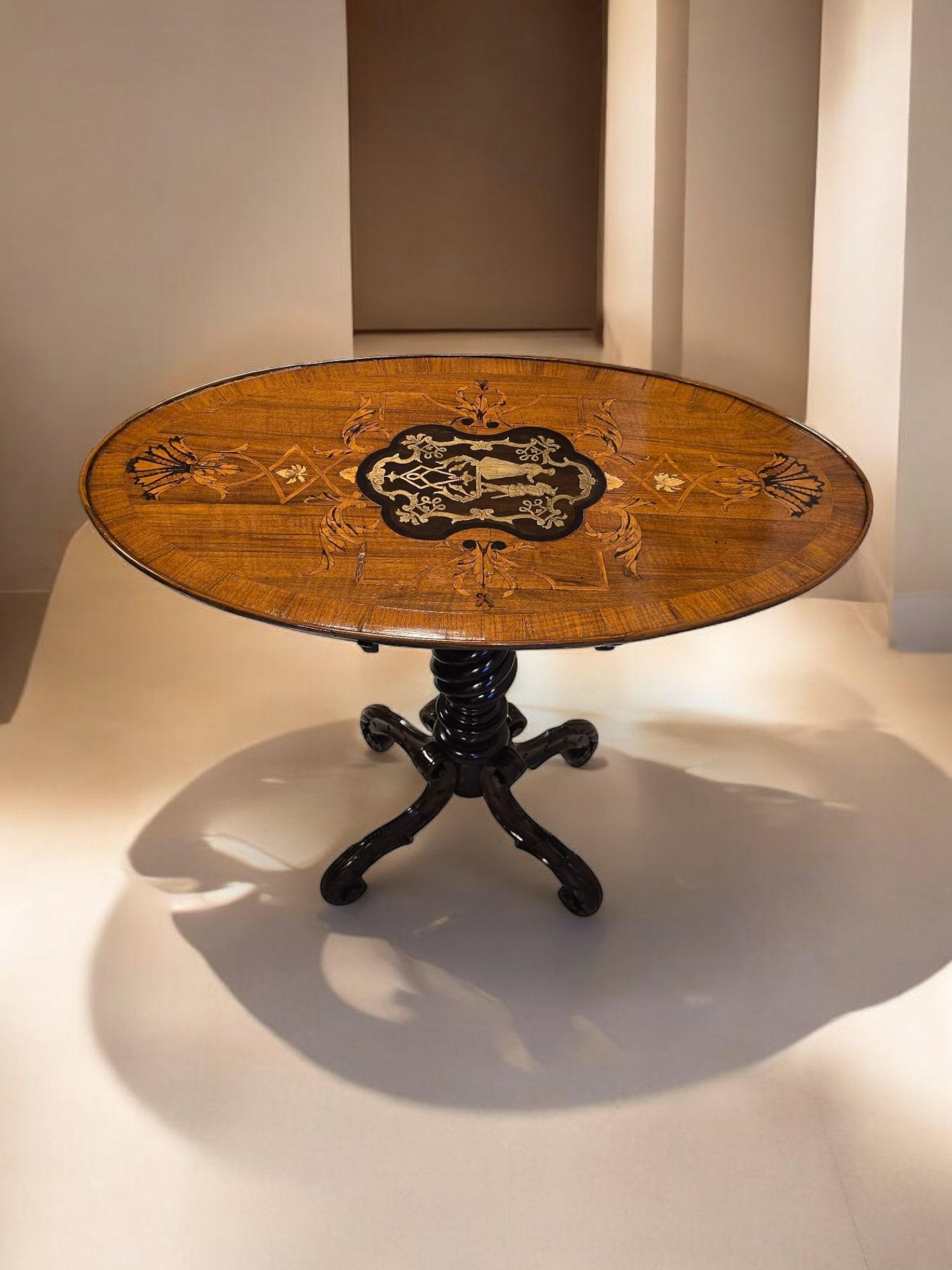 Elegance Table anglaise du 19e siècle en marqueterie de bois exotiques en vente 2