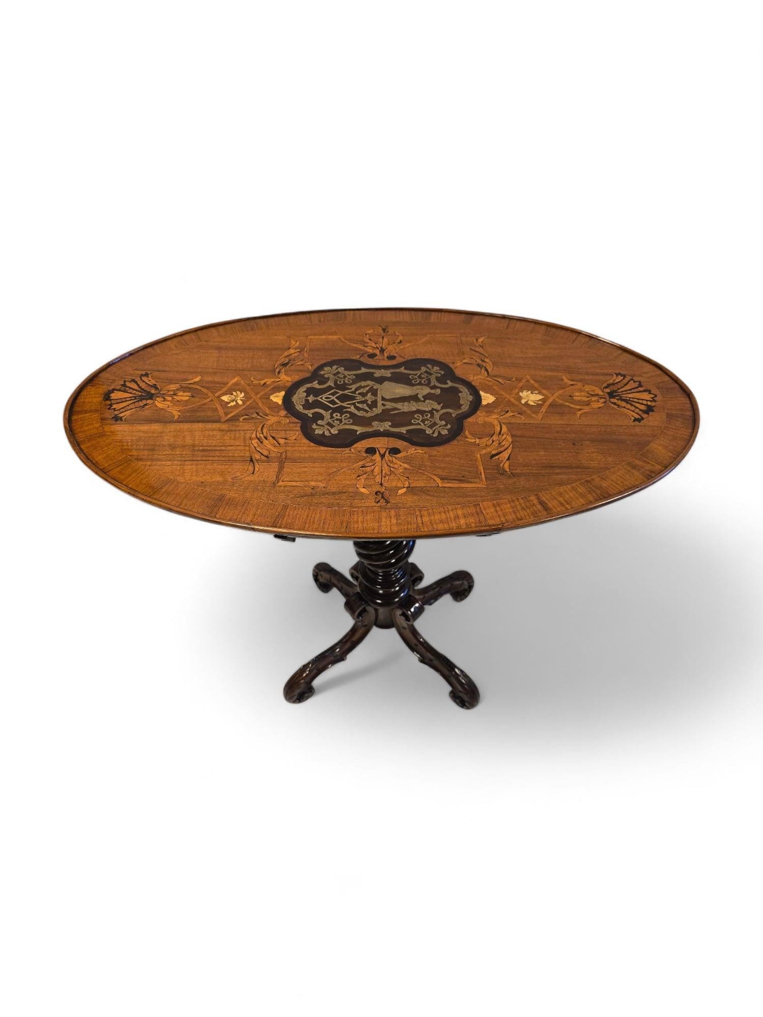 Elegance Table anglaise du 19e siècle en marqueterie de bois exotiques en vente 4