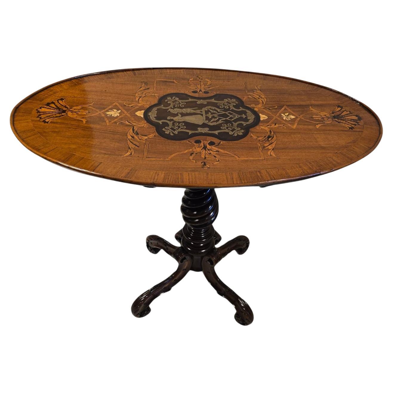 Eleganza del tavolo intarsiato inglese del XIX secolo con Wood esotici