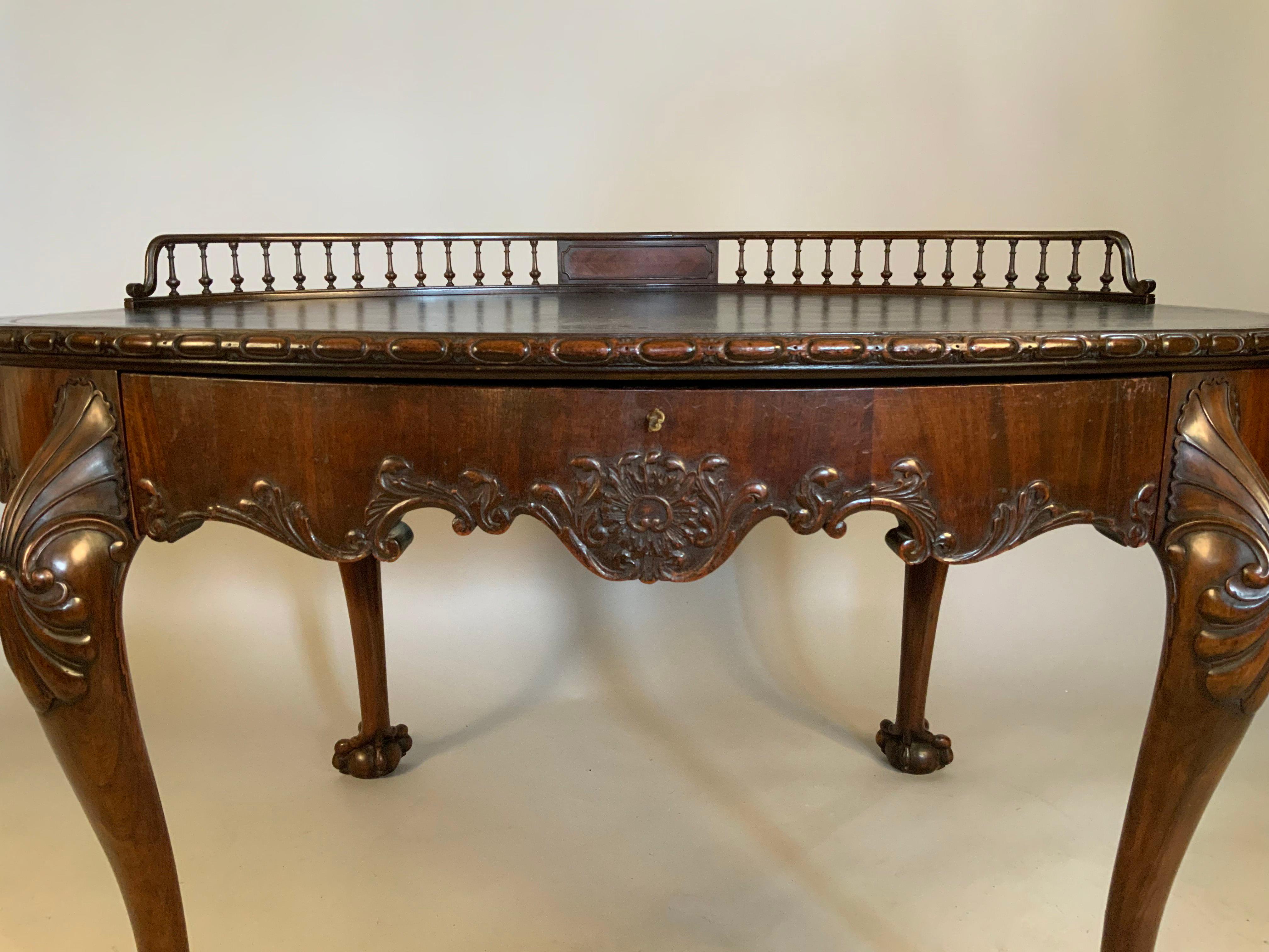 19th Century English Oval Writing Desk In Good Condition In Hudson, NY