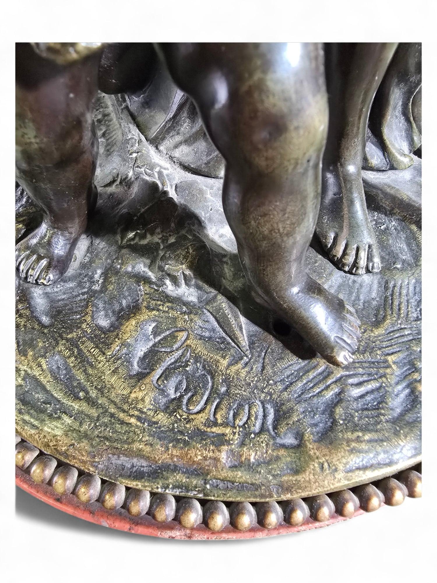 Eleganza della scultura in bronzo francese del XIX secolo firmata Clodion in vendita 7