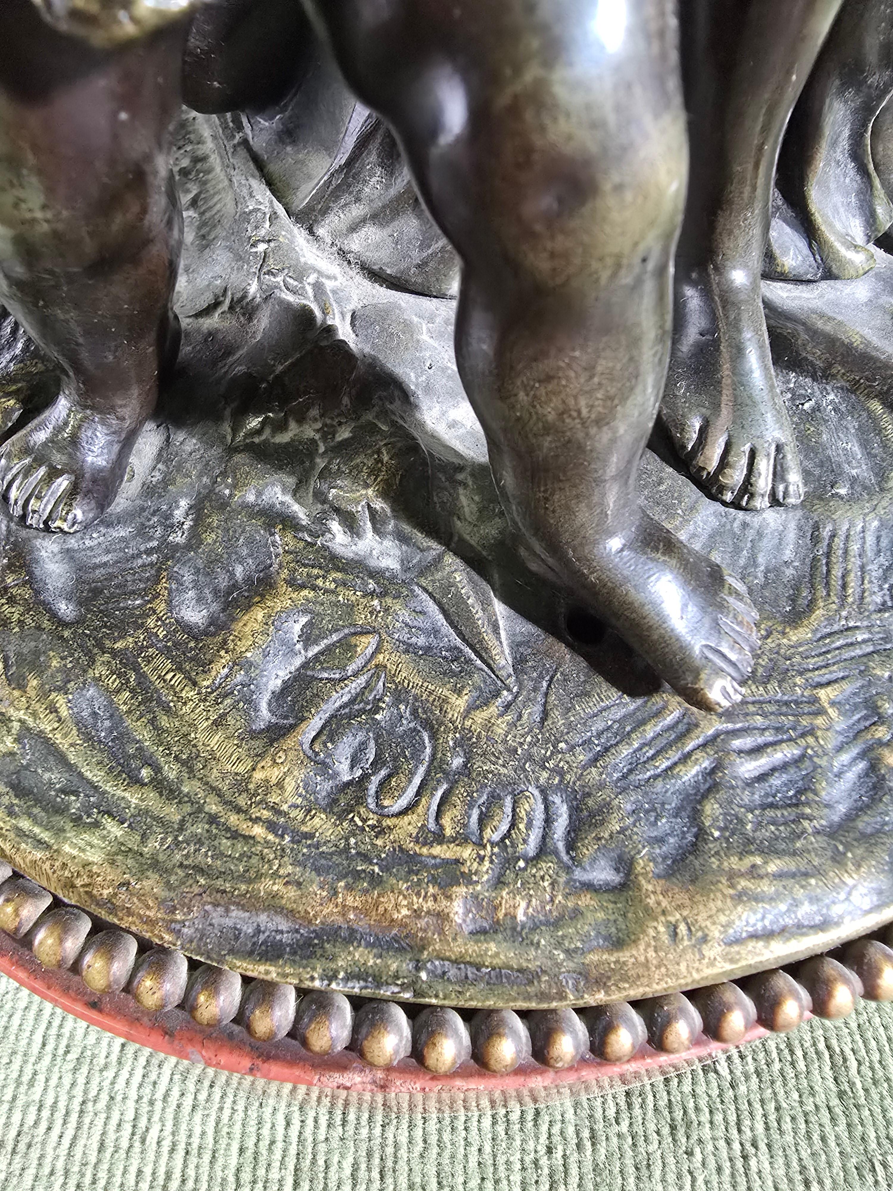 Questa squisita scultura in bronzo francese del XIX secolo, firmata dal famoso artista Clodion, è un capolavoro dell'arte neoclassica. Realizzata con un'intricata cesellatura, l'opera poggia su una lussuosa base in marmo rosso antico che ne aumenta