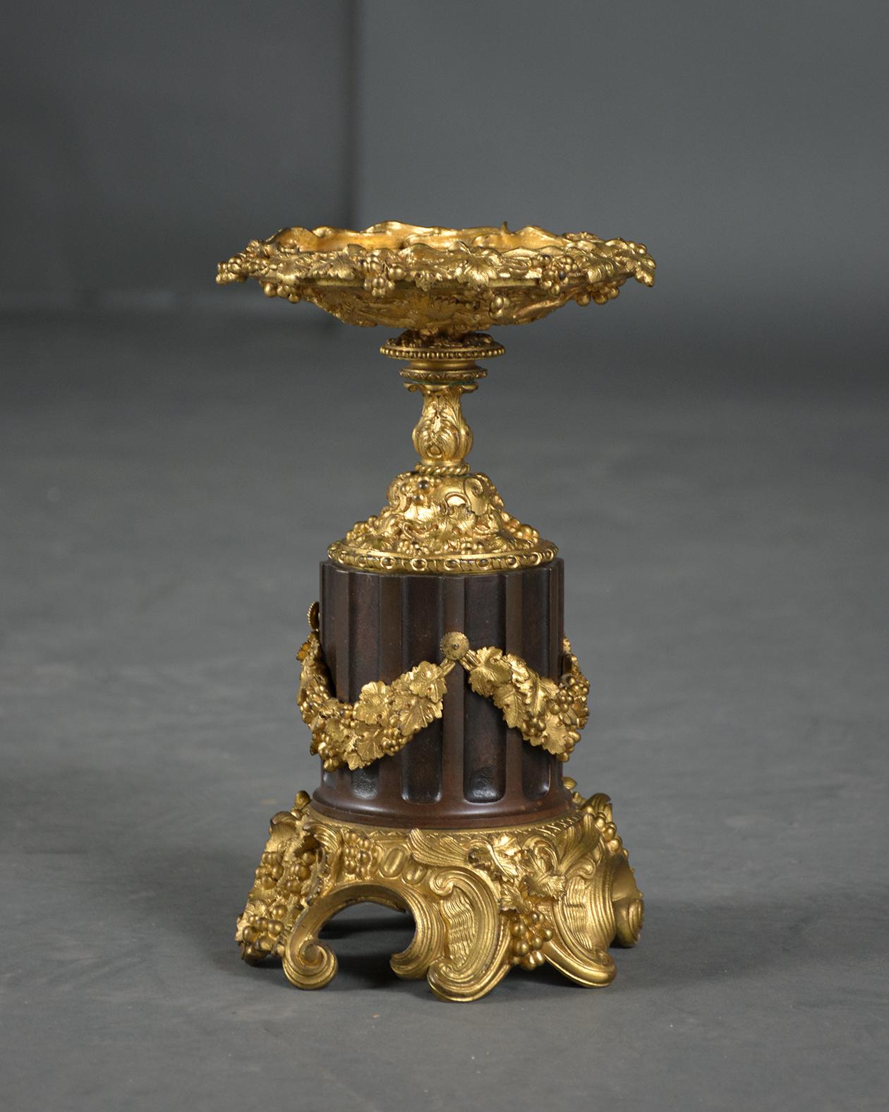 Early 19th-Century French Bronzed Urns with Gold-Plated Garland Decoration For Sale 3