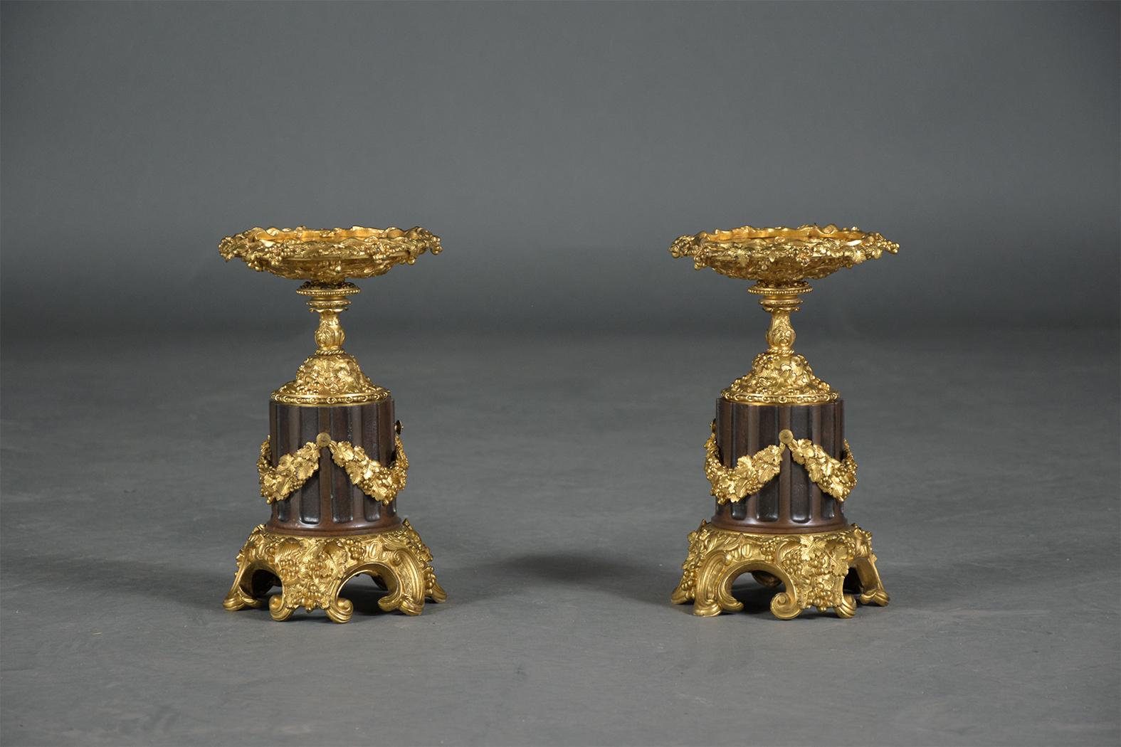 Carved Early 19th-Century French Bronzed Urns with Gold-Plated Garland Decoration For Sale