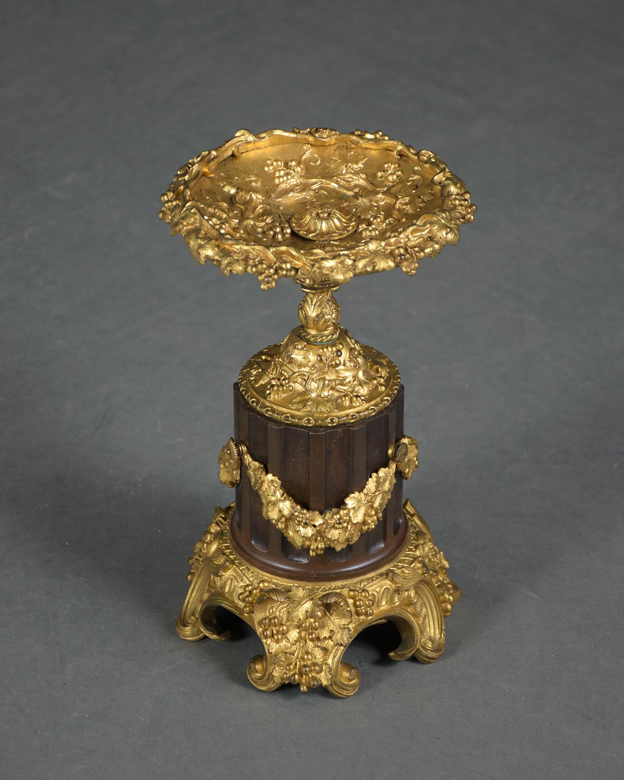 Elegant 19th-Century French Bronzed Urns with Gold Ormolu Details In Good Condition For Sale In Los Angeles, CA