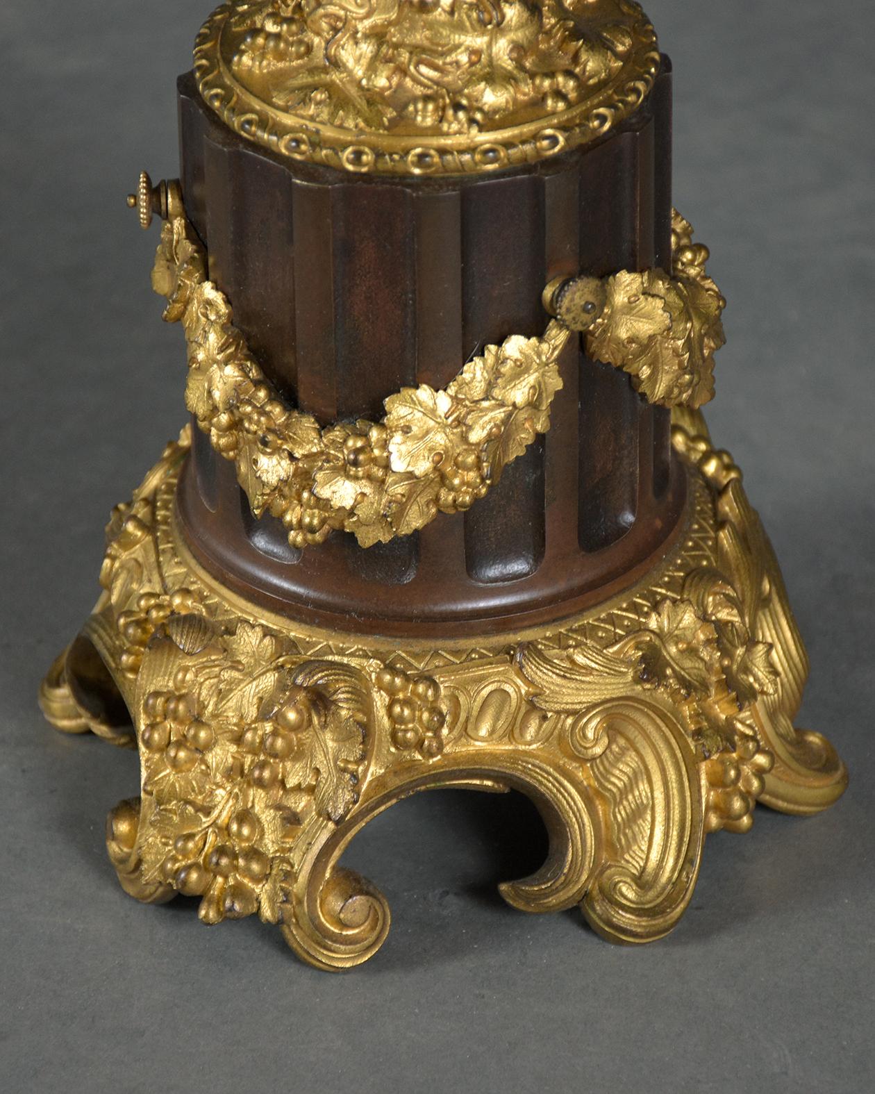 Early 19th-Century French Bronzed Urns with Gold-Plated Garland Decoration For Sale 1