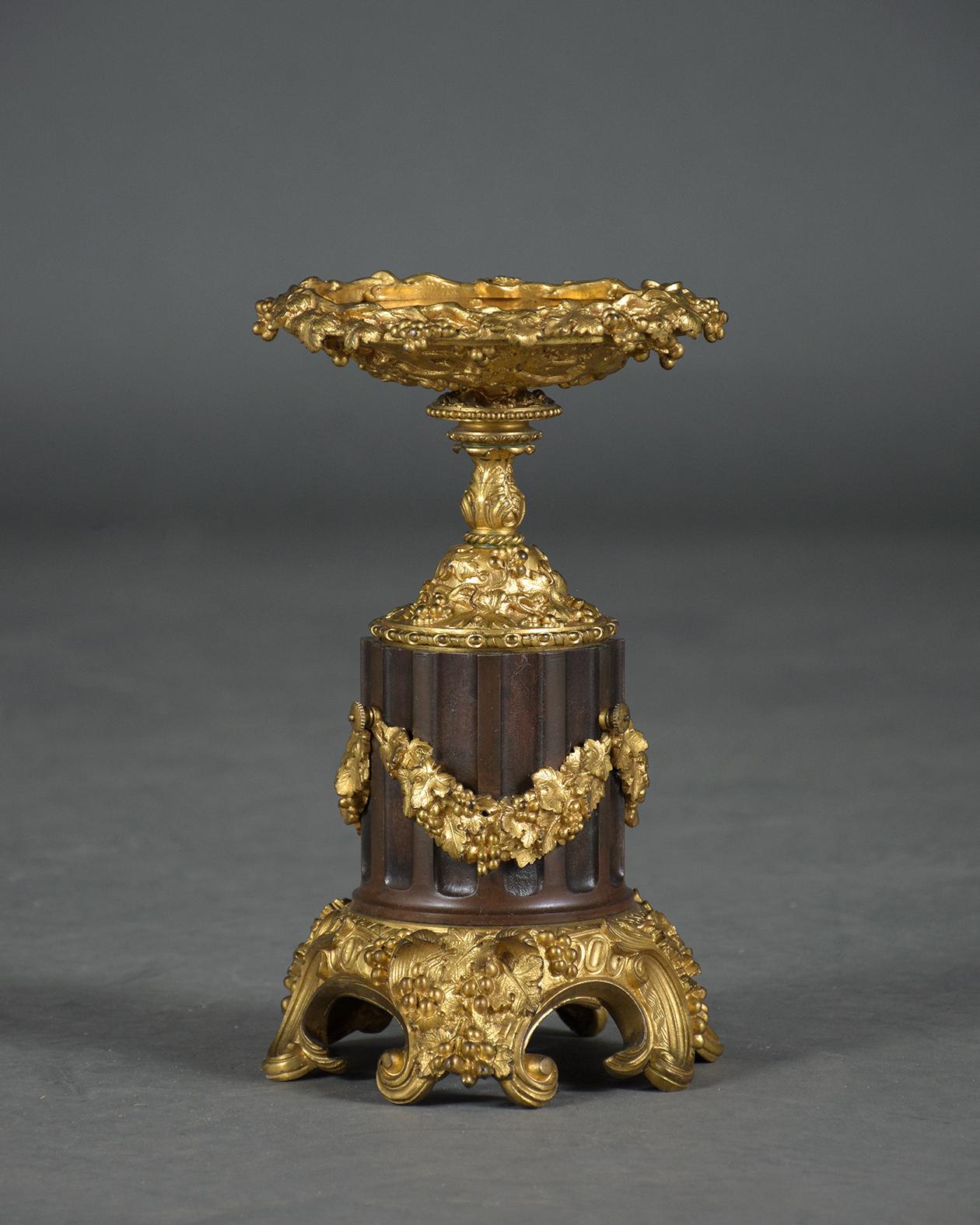 Early 19th-Century French Bronzed Urns with Gold-Plated Garland Decoration For Sale 2