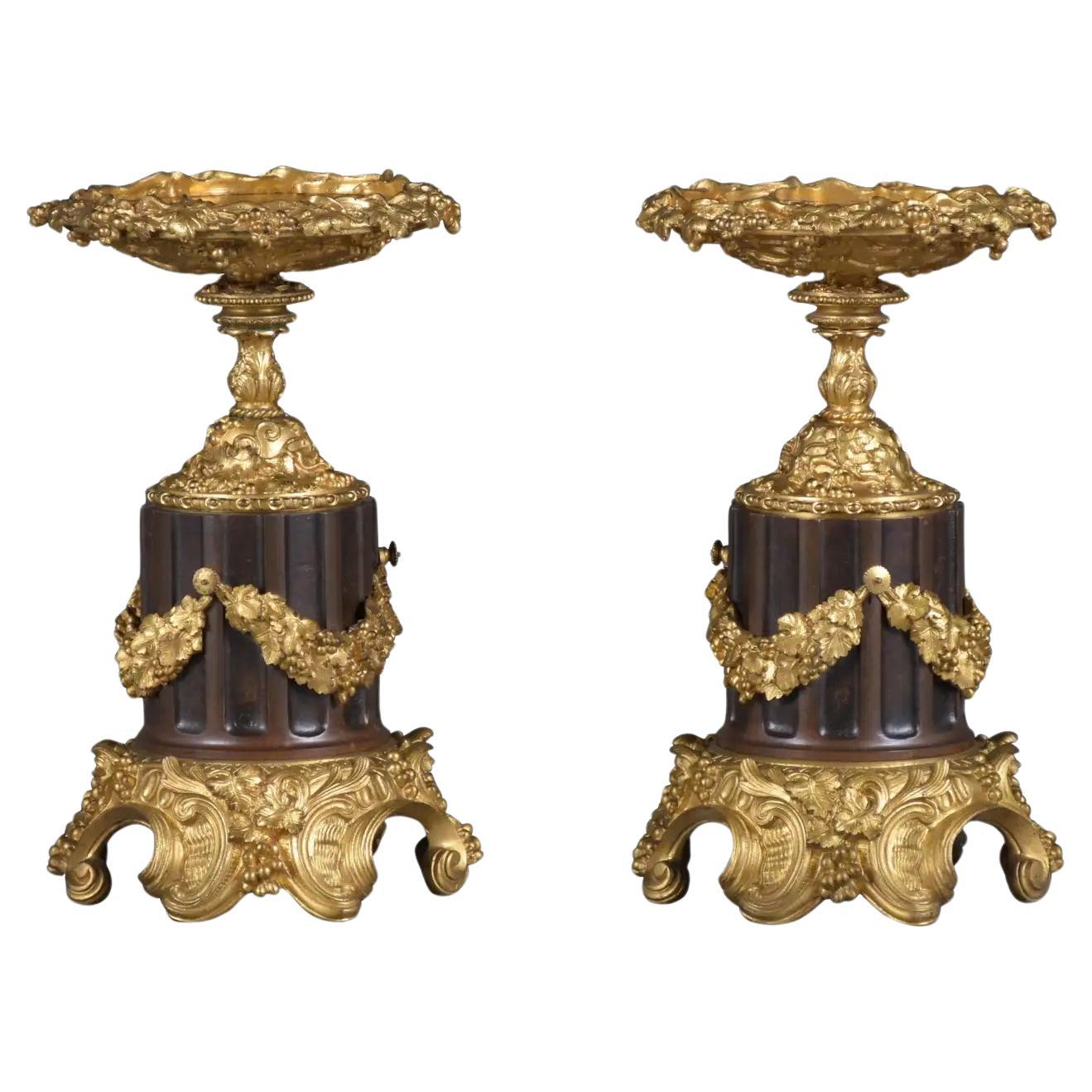 Early 19th-Century French Bronzed Urns with Gold-Plated Garland Decoration For Sale