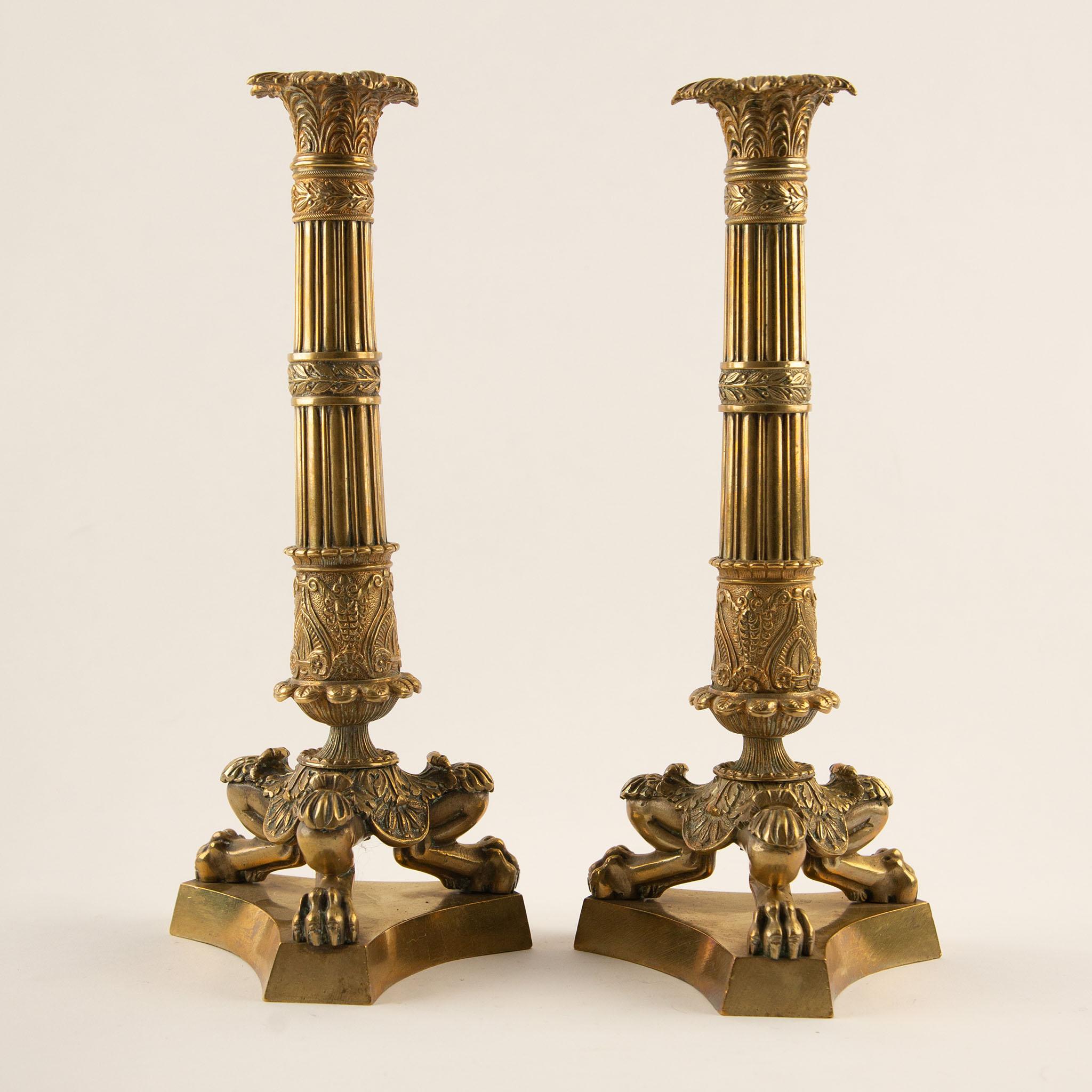 Coppia di candelabri francesi a foglie d'acanto in bronzo dorato del primo Ottocento
Una sofisticata coppia di candelieri in bronzo dorato francese dell'inizio del XIX secolo, riccamente ornati in stile neoclassico. Ogni candeliere presenta un fusto