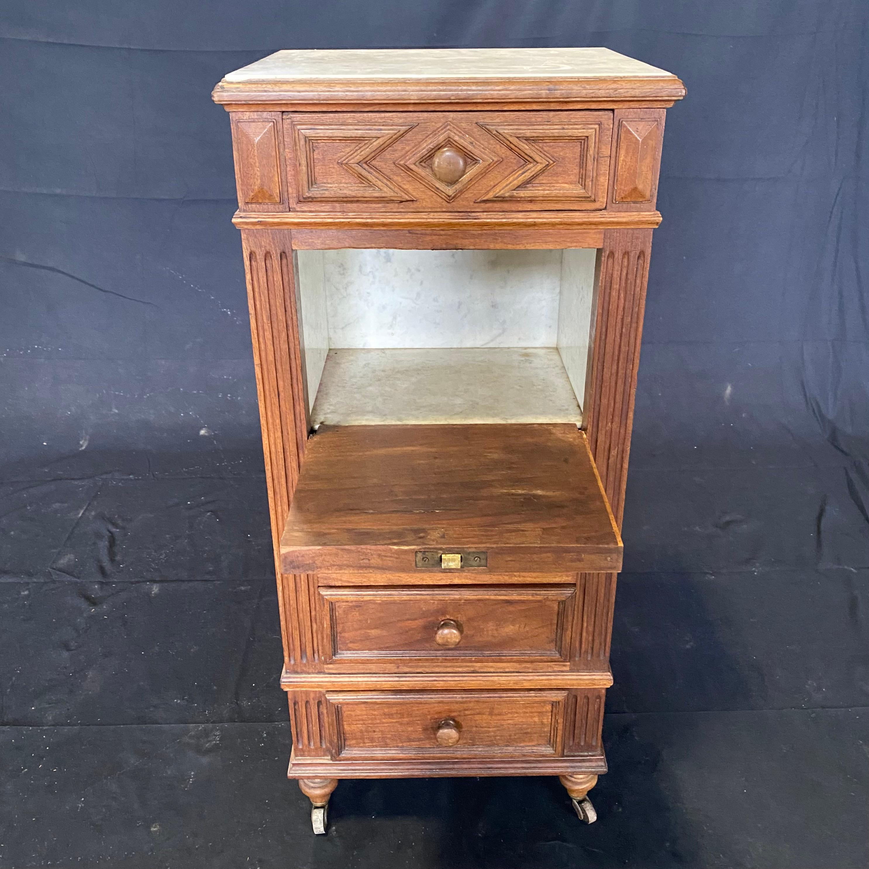 Elegant 19th Century French Carrara Marble Top Oak Linen Chest Nightstand In Good Condition In Hopewell, NJ