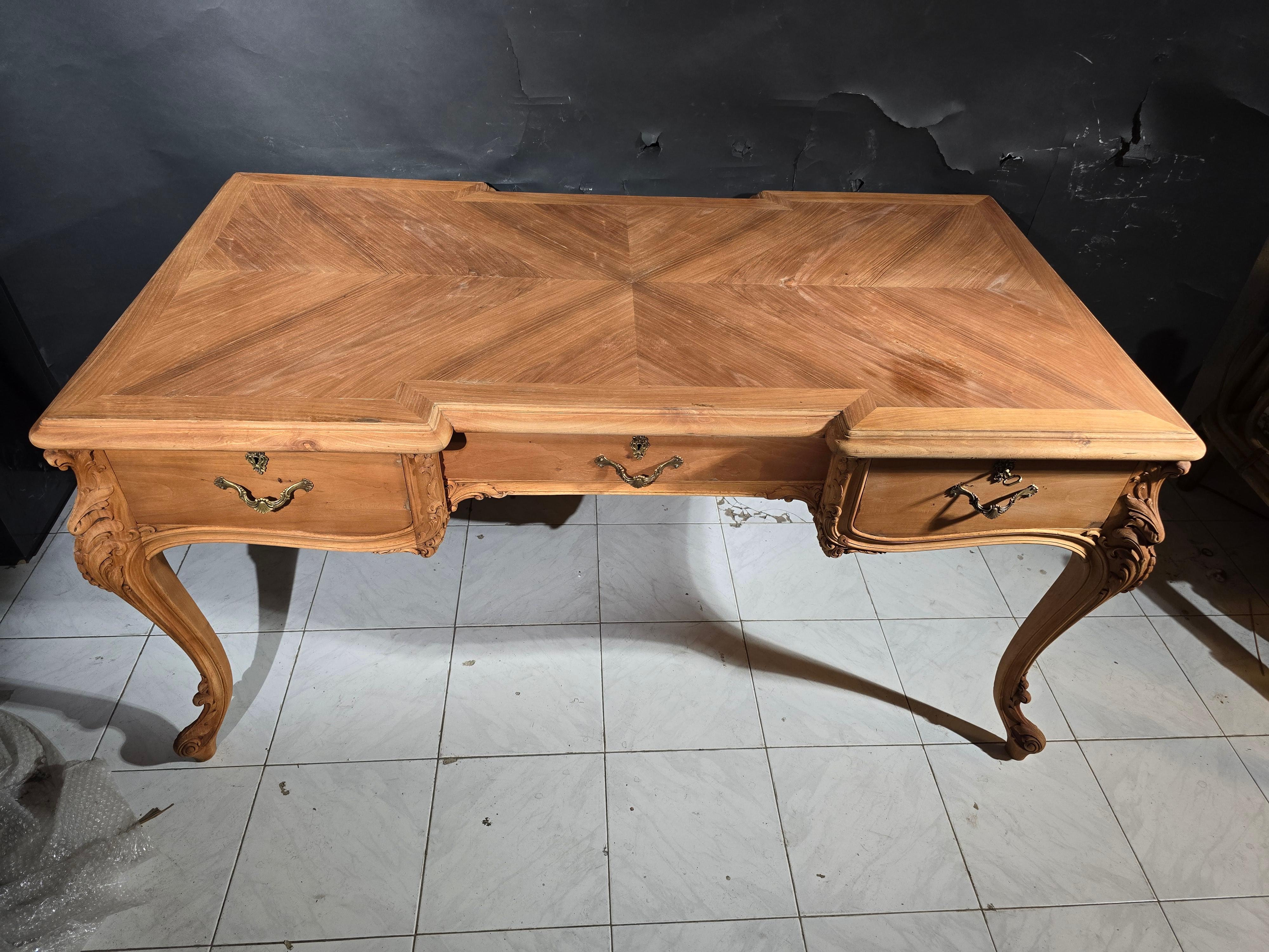 Elegant 19th Century French Desk – Solid Fruitwood with Bronze Accents In Good Condition For Sale In Madrid, ES