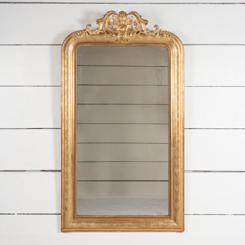Elegant miroir en bois doré gravé de motifs floraux, petit fronton, très belle dorure, miroir d'origine, plancher en bois.
Période Louis Philippe - France 19ème siècle.


Hauteur 155 cm - 61,02 po
Largeur 88 cm - 34,65 po