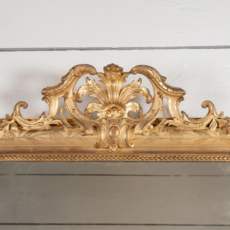 Doré Elegance du XIXe siècle, miroir français en bois doré à motifs floraux en vente