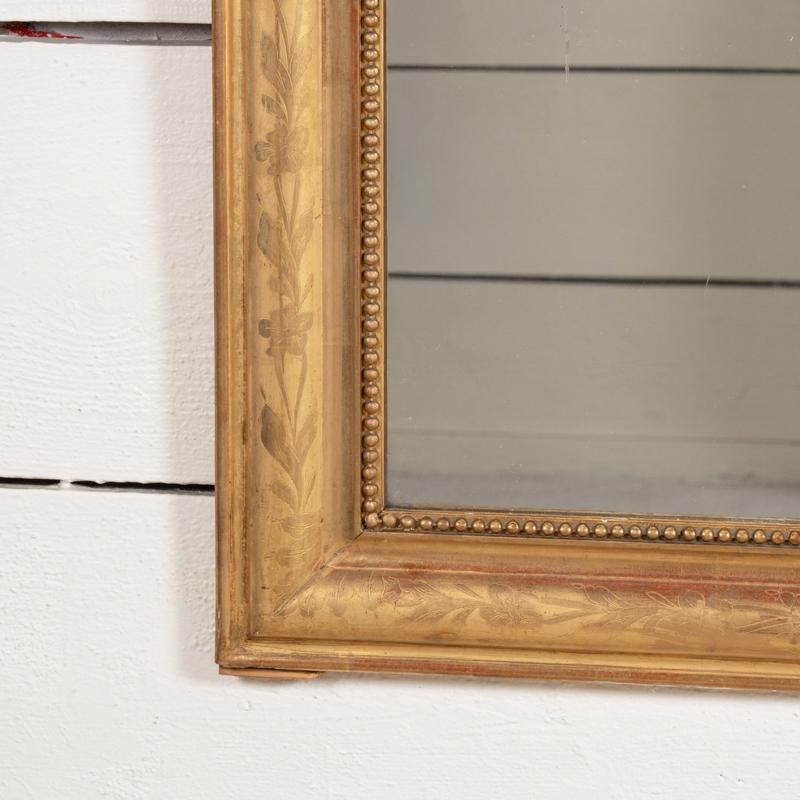 Milieu du XIXe siècle Elegance du XIXe siècle, miroir français en bois doré à motifs floraux en vente