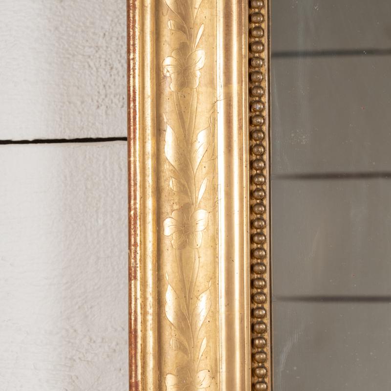 Gesso Elegance du XIXe siècle, miroir français en bois doré à motifs floraux en vente