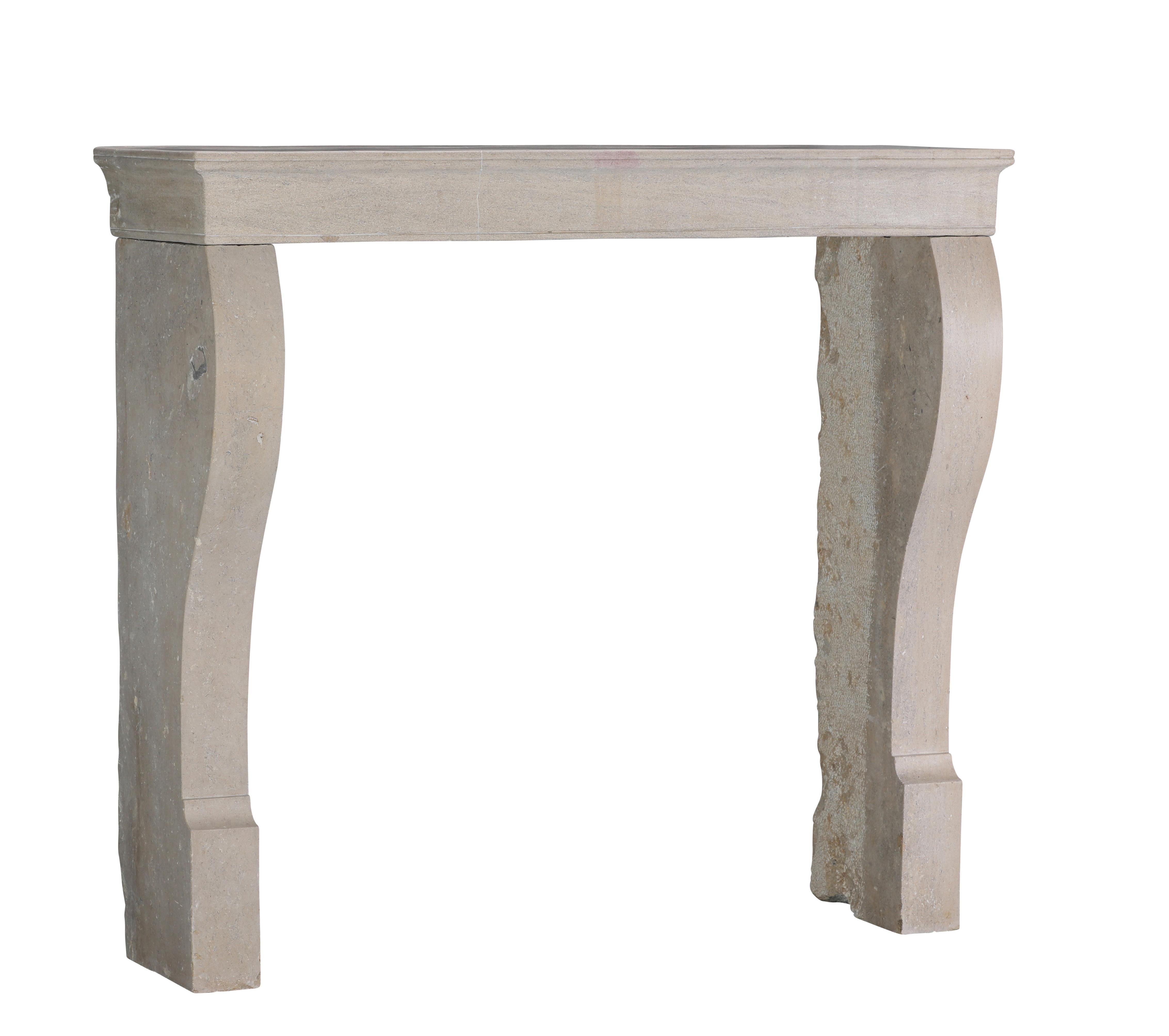 Elegante cornice per caminetto in pietra calcarea francese del XIX secolo in vendita 4